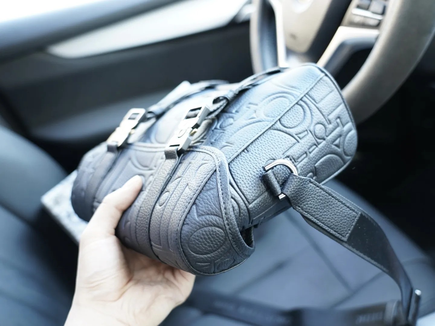 P160 🇫🇷 Dior 迪奥 官网同步 高版本 斜挎单肩背包 永恒不过时的标志性产品 纯原单牛皮 顶级五金制作 非市面普通版本 贸易公司订单货 全部实拍 实用性非常高 完全不用担心穿搭 配全套包装折叠盒【规格：25x19x8】