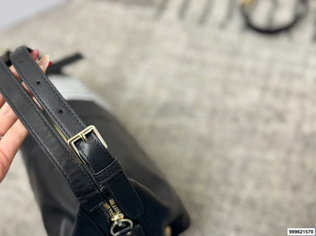 p270 配盒 迪奥Dior D-journey腋下饭盒包 包包百搭不挑人，上身是很清冷的感觉，妥妥气质美人，内衬干净，五金刻字清晰颜色好看又百搭 尺寸:26.12