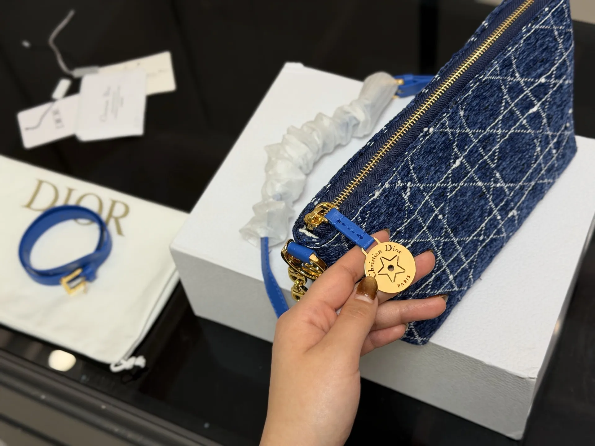 &yen;180 配折叠盒飞机盒 size：22底宽*15cm 迪奥Nomad新品饭盒包 背出去被夸爆的hobo饭盒包!! 可以实现一包多用啦! 赠送加长肩带！ 🉑腋下🉑斜挎