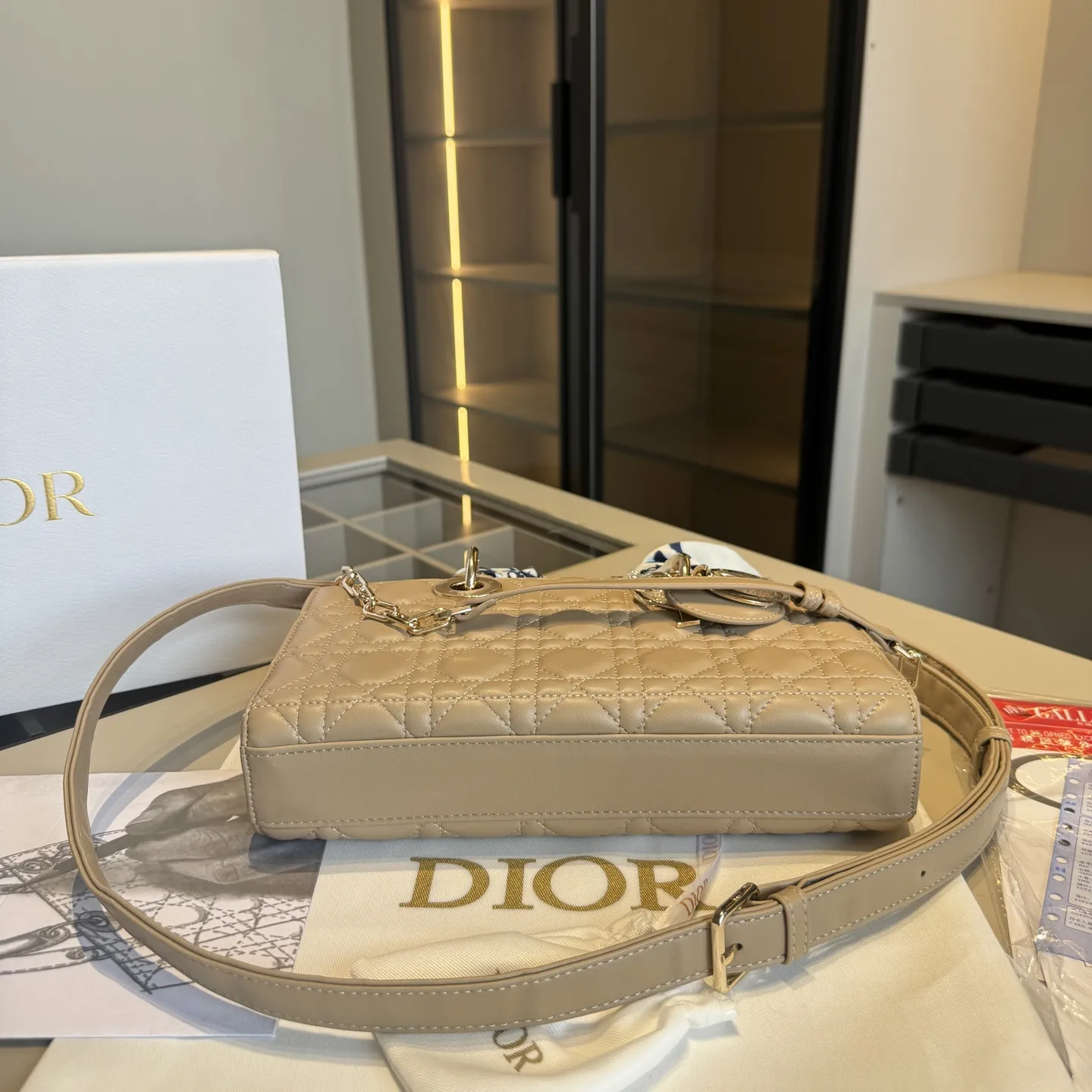 🅿️205~🅿️225~🅿️235✅新品推荐🔜 顶级货🔥赠送原版星星挂件🌟赠送原版丝巾‼️DIOR迪奥专柜同款小羊皮菱格💎横版戴妃包👍配长短两条肩带👍Lady Dior彰显品味!走到哪都是回头率👍采用顶级复刻原版五金!品质堪比正品!🎁原版折叠礼盒包装(size:迷你16.5*10 小号22*11 大号26*13)