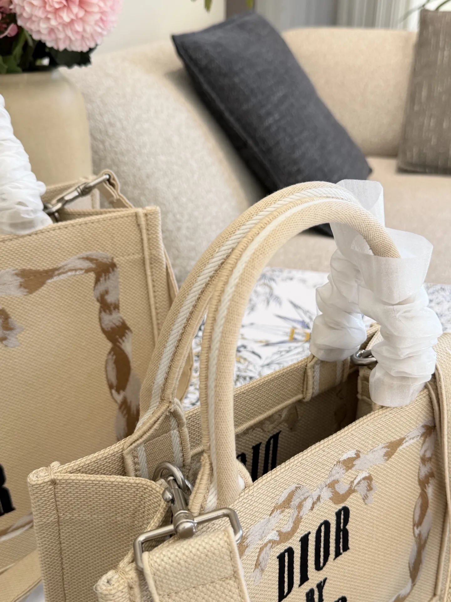 p200p235 顶级原单 从经典Book Tote的新面貌,到带有复古质感的斜挎包、手拿包,每一款都融合了迪奥的高雅基因与Jonathan Anderson独有的创意视角。 在保留品牌标志性廓形的基础上,注入更轻盈、更具功能性的细节设计。小型手袋则以层次感织物与全新迪奥LOGO提升辨识度,展现刚柔并济的现代风格。 25cm36cm配盒子