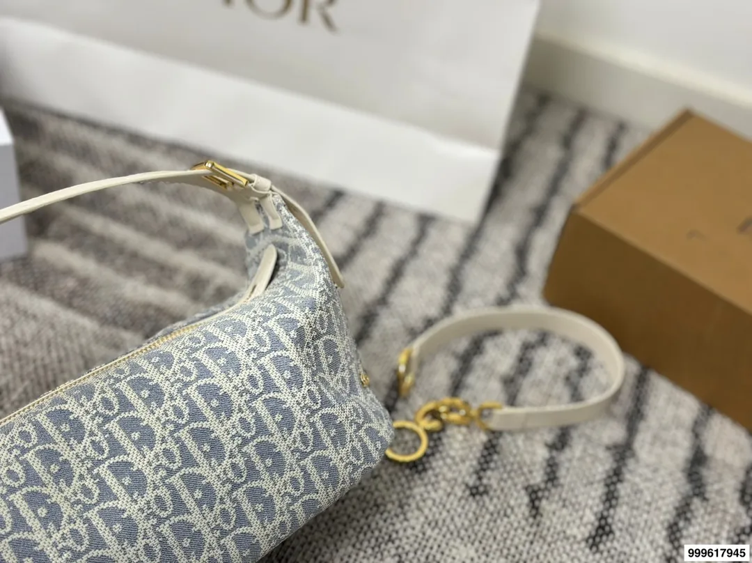 P215 配礼盒。 迪奥旅行包 被 Dior新款流浪包美到失语!背出去,谁还看路啊!时尚圈顶流Dior新款流浪包,把高级感狠狠拿捏住了,背上秒变街拍女王。 富家千金同款Dior新款流浪包,一眼万年,背着它,你就是人群焦点尺寸:25 13