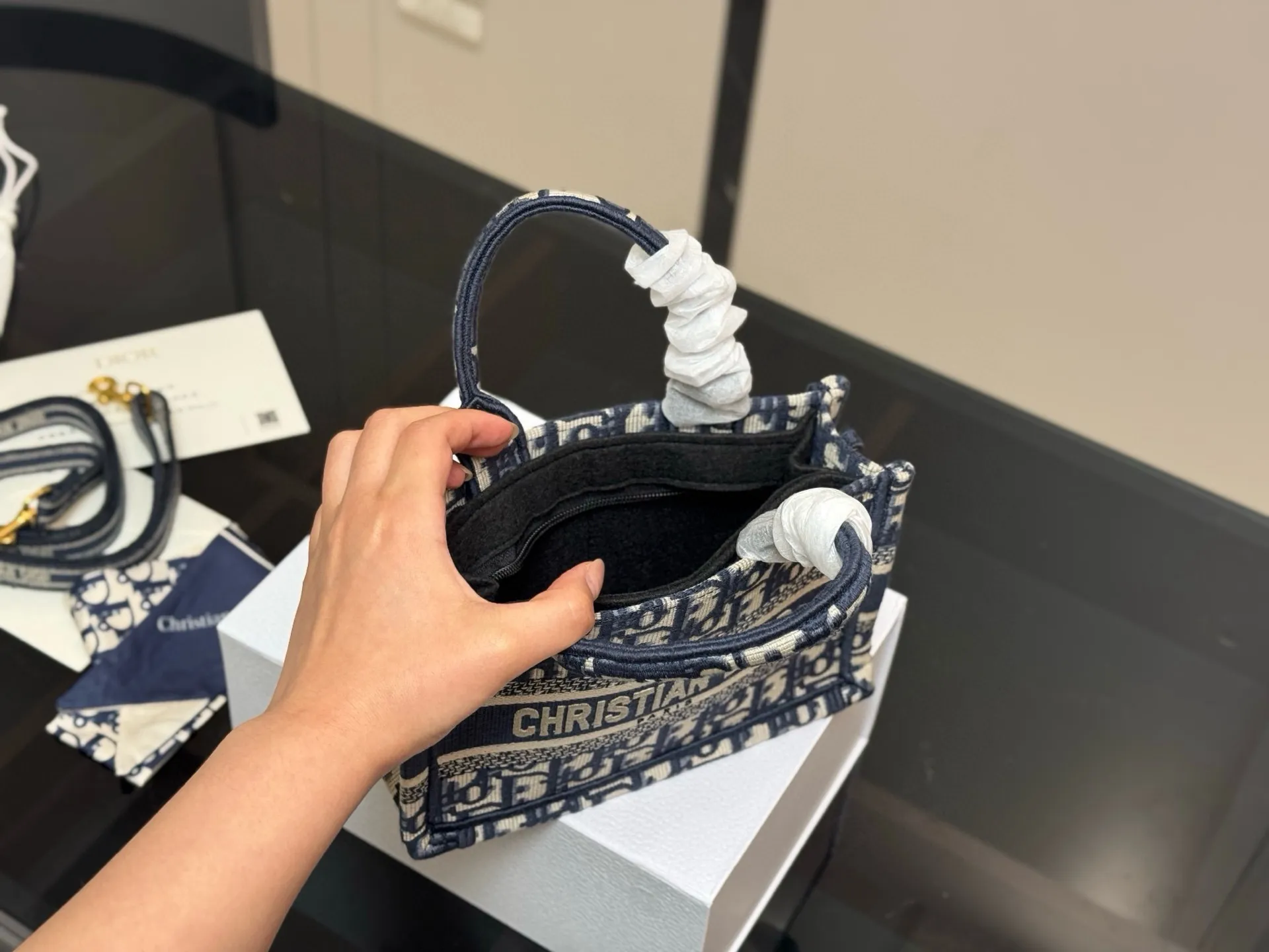 ¥215 新版配肩带 Dior 原版布提花 Dior book tote今年最喜欢的一款购物袋 tote我用的次数最多的包 迪奥因为容量超级大 不管什么东西都向里面放 当然凹造型也是必须有 尺寸:21.5cm 配盒