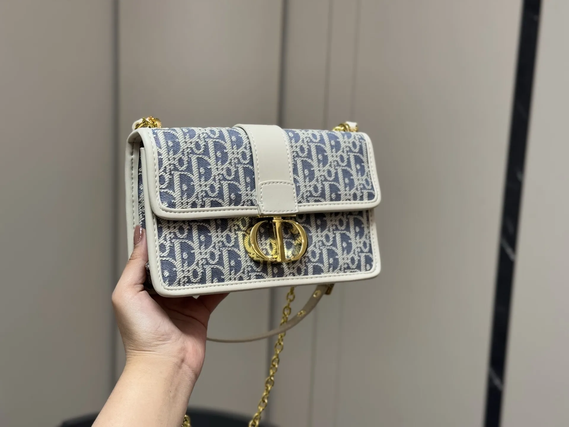 ¥165 ¥160 配折叠盒 size:24*20cm 21*15cm 迪奥 蒙田30 刚刚出的现货! 老花也太好看啦! 温柔很适合🈴️四季!