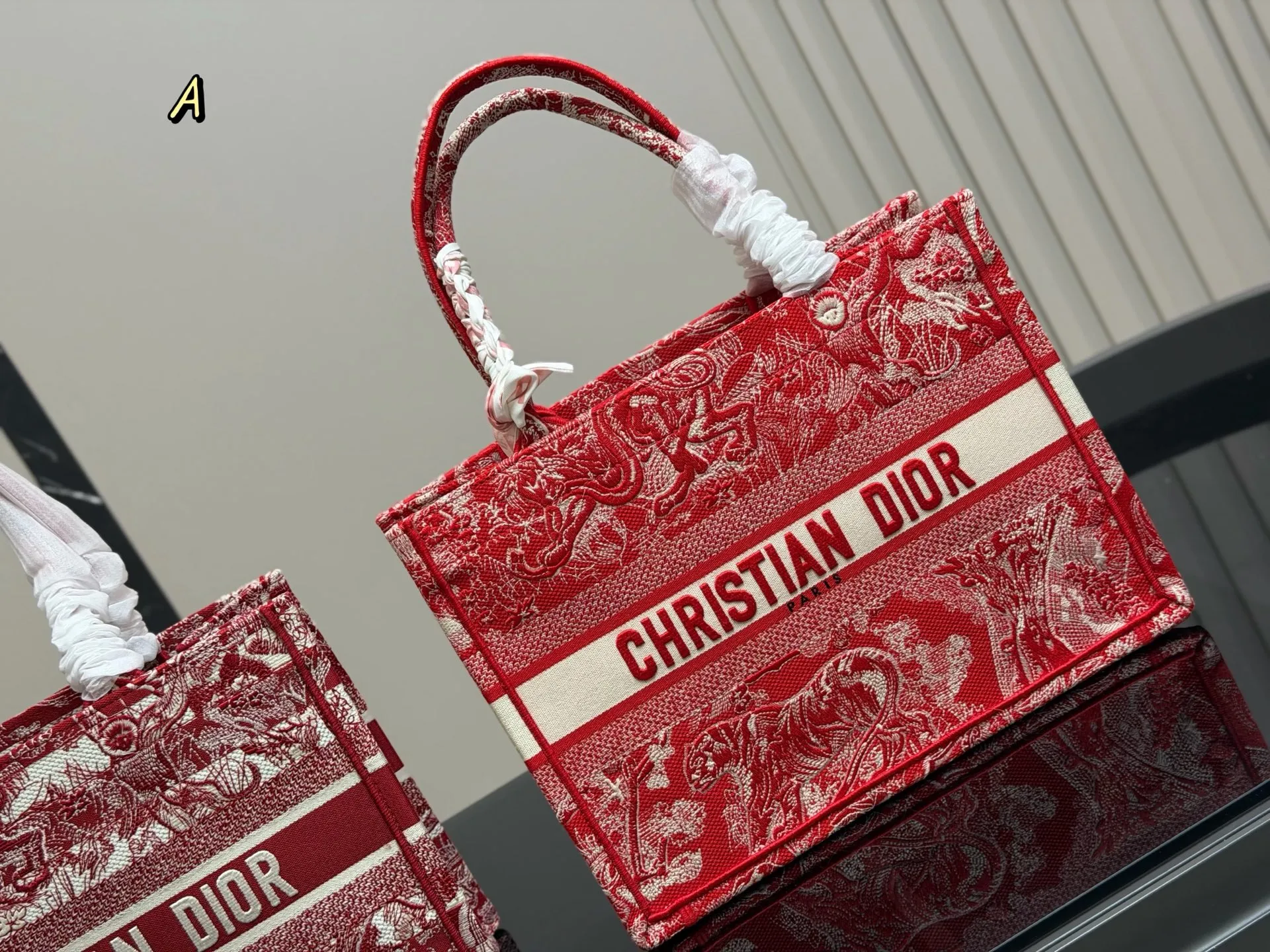 ¥180 配盒丝巾 Dior 原版布提花 Dior book tote今年最喜欢的一款购物袋 tote我用的次数最多的包 迪奥因为容量超级大 不管什么东西都向里面放 当然凹造型也是必须有 尺寸:中号36cm