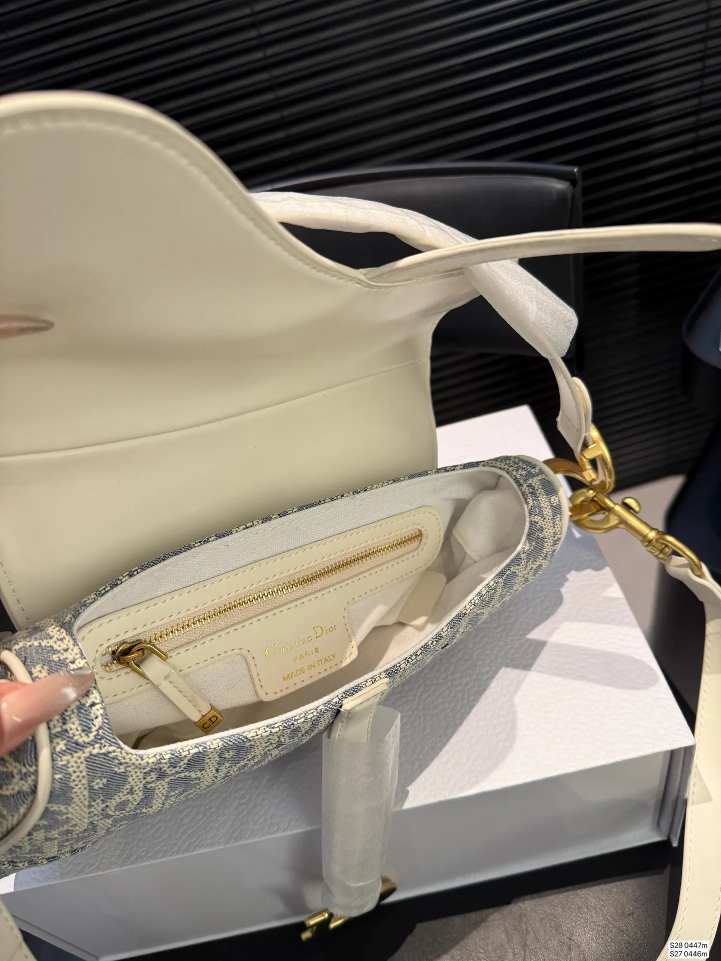 大号P190 小号P185 配飞机盒折叠盒子 迪奥马鞍包dior 颜值很到位 实用性非常好 任何风格都可驾驭 加上又A又飒的感觉风格 尺寸：大号23 21 小号18 16 货号大号0447小号0446