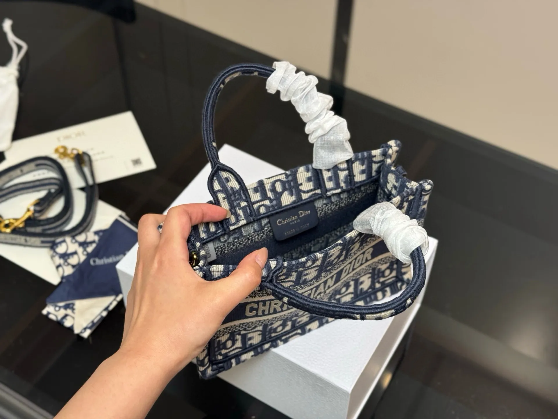 ¥215 新版配肩带 Dior 原版布提花 Dior book tote今年最喜欢的一款购物袋 tote我用的次数最多的包 迪奥因为容量超级大 不管什么东西都向里面放 当然凹造型也是必须有 尺寸:21.5cm 配盒