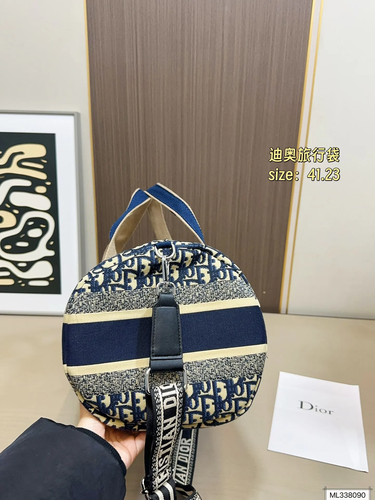 💰105 尺寸41.23 Dior迪奥oblique老花旅行袋这谁看不迷糊啊 容量巨无霸了 超级能装 可做健身包 露营包 如果遇到小长假 简直就是刚需 包本身自重轻 男女生都可以提的款 帅气好搭配 耐用又耐看还经典