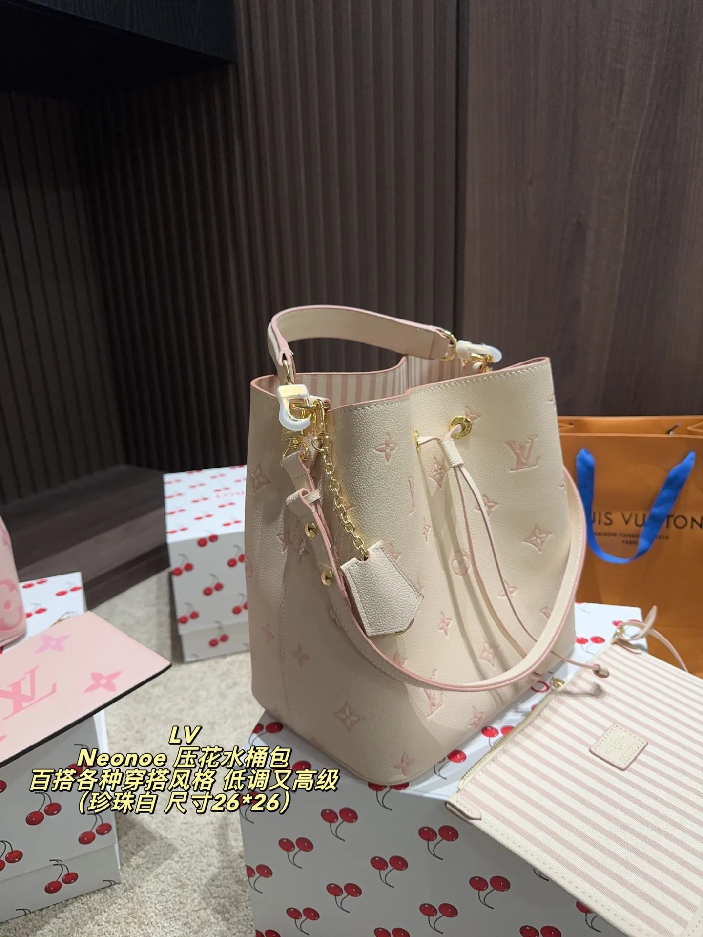 P210配折叠盒⚠️尺寸26*26 LV Neonoe 压花水桶包 采用Monogram Empreinte牛皮,柔软耐磨,经典老花图案+黑色配色,低调又高级。容量适中,通勤休闲都OK。可拆卸子母包设计,灵活收纳,肩带可调节,支持手提、肩背、斜挎多种背法,实用又时髦!黑色越看越耐看,百搭各种穿搭风格