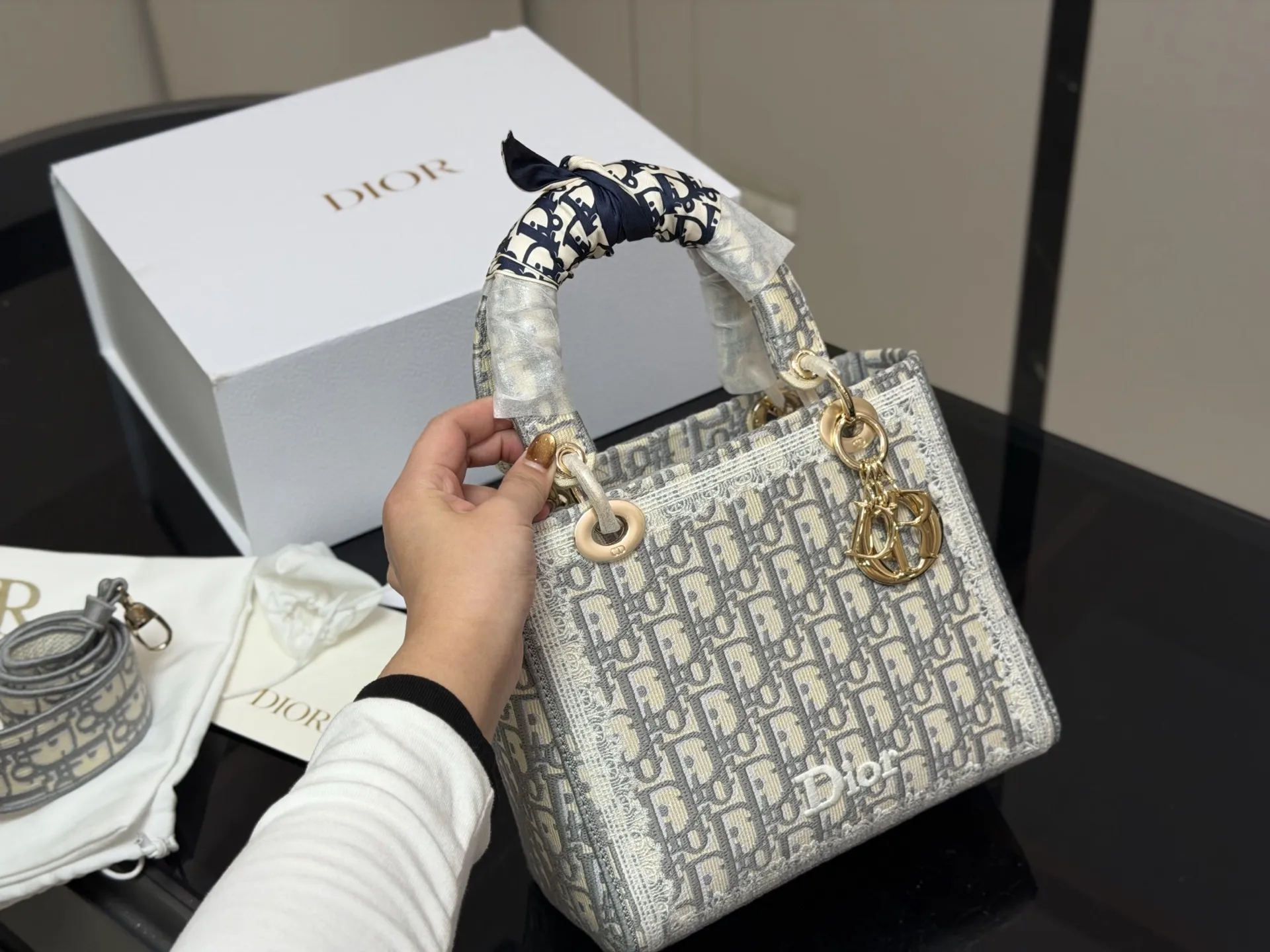 ¥295 配折叠盒 size:24*20cm 迪奥 刺绣戴妃包 现代休闲且优雅 刺绣宽肩带 特别!特别!!!