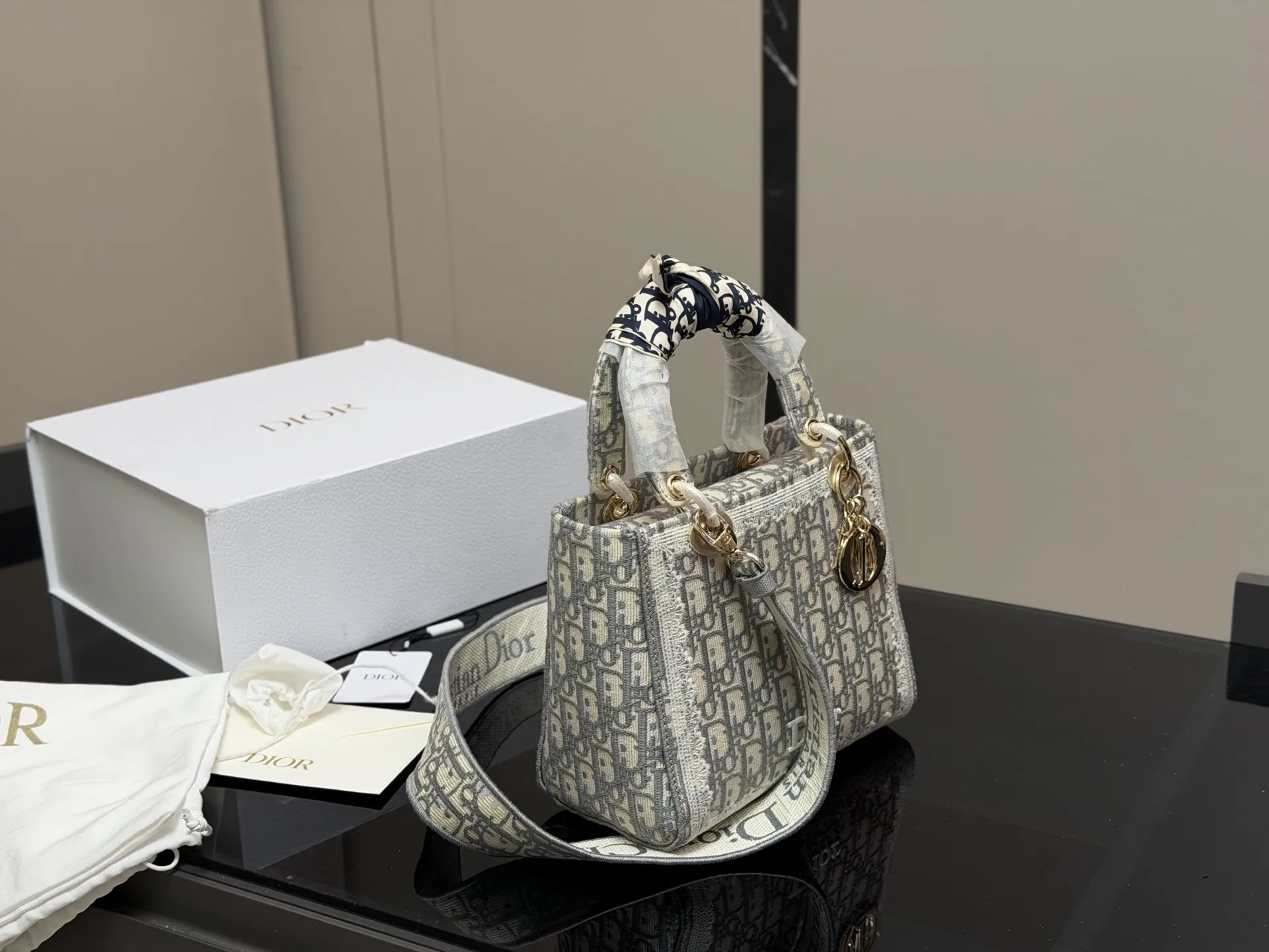 ¥295 配折叠盒 size:24*20cm 迪奥 刺绣戴妃包 现代休闲且优雅 刺绣宽肩带 特别!特别!!!