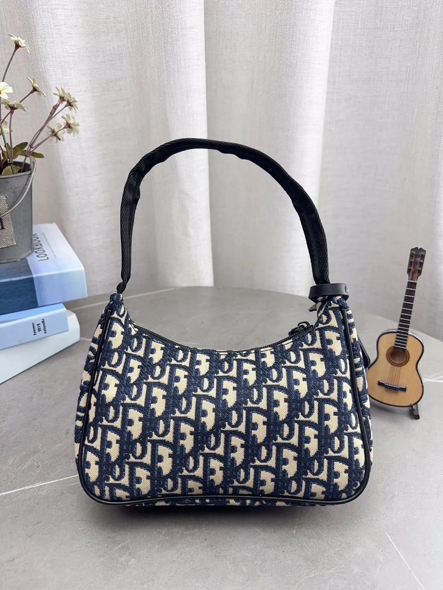 配礼盒包装 DIOR 法棍包 hobo腋下包 迪奥新款全网首发全新上市 这款相比之前的hono带子会更长单肩斜挎更方便啦 最主要没金属链那么重- -万多的迪奥小包很香～ 尺寸22*12cm p85