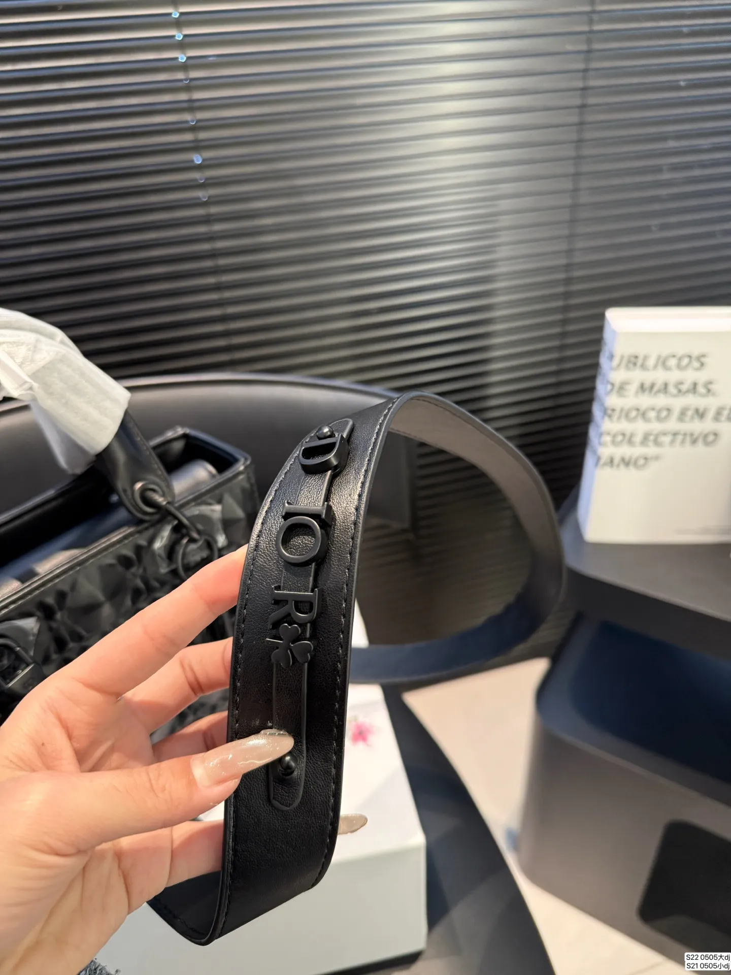 大号P160 小号P155 配折叠盒子 迪奥戴妃包 sDior戴妃包太好看了吧! 优雅指数拉满 搭配简洁风格的衣服整个人气质就上来了 而且容量完全可以满足日常要求 日常聚会逛街都很方便~ 尺寸:大20 18 小16 14 货号0505