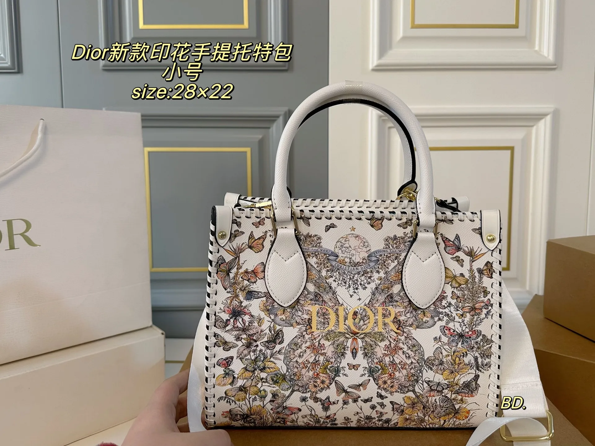 P180小号（无盒） size：28&times;22小号 DIOR迪奥新款印花手提托特包❤️ 皮线包边新款超级百搭托特包 旅行 妈咪包选它超实用～ 复古又精致，看不腻的美貌 轻便实用，上班族的通勤包‼️