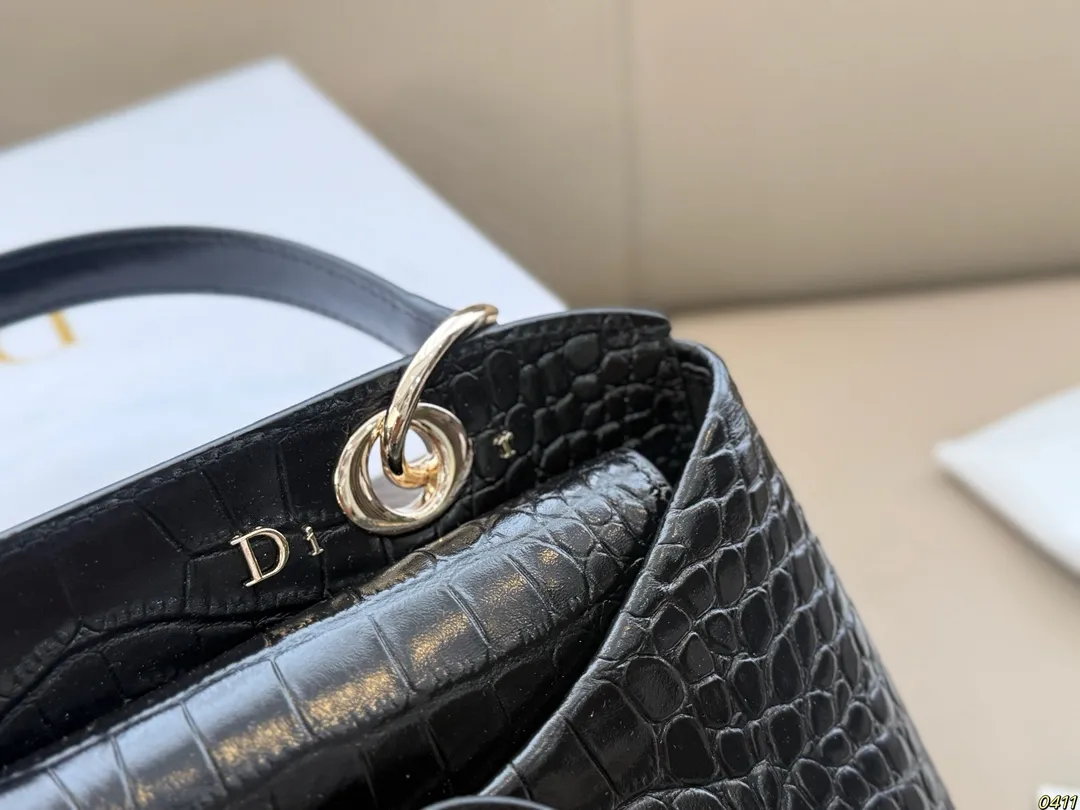 ¥300折叠盒 迪奥 Dior 2026春夏蝴蝶结手提包 质感细腻又耐用。正面立体蝴蝶结设计,优雅又俏皮,梯形包型容量适中,通勤休闲都很OK。顶部硬质手柄+可调节肩带,手提斜挎随心切换。 整体简约精致,法式浪漫氛围感拉满,是2026春夏系列超亮眼单品!尺寸28*19.5