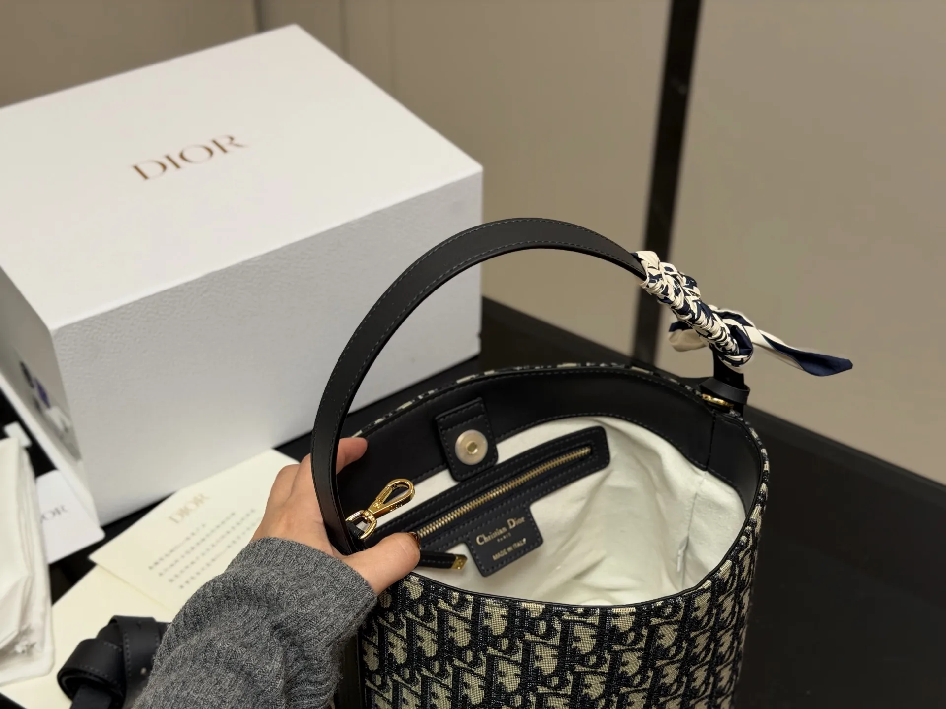 &yen;170 配盒 size：20*24cm 迪奥star 老花水桶包 今年好喜欢背水桶包，兼具了高智感和实用性~配上入秋百搭风衣，一切都是那么的恰到好处，随随便便都出片!