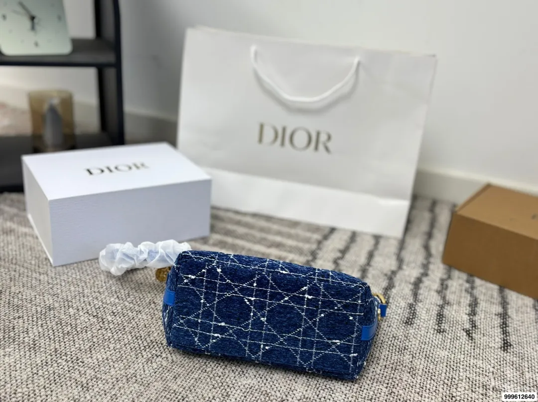 P180 礼盒🎁 size: 22.14 迪奥 Dior star Hobo 饭盒包 轻松演绎复古时髦 包型挺阔，简约而不简单不需要过多的装饰，日常搭配西装和T恤，就能将高级感体现的淋漓尽致！
