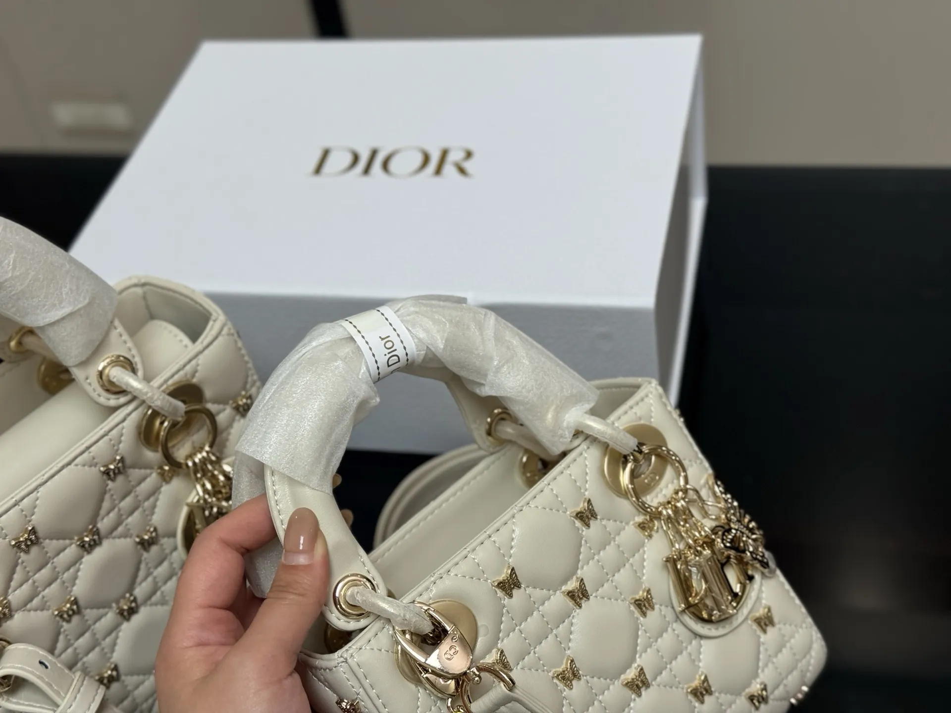 &yen;250 &yen;260 配折叠盒 尺寸：17cm 20cm 高品版.升级顶级原单出货 ✅ 迪奥 戴妃蝴蝶羊皮款 搭配最新的肩带 更加加分！ ⚠⚠小牛皮材质！