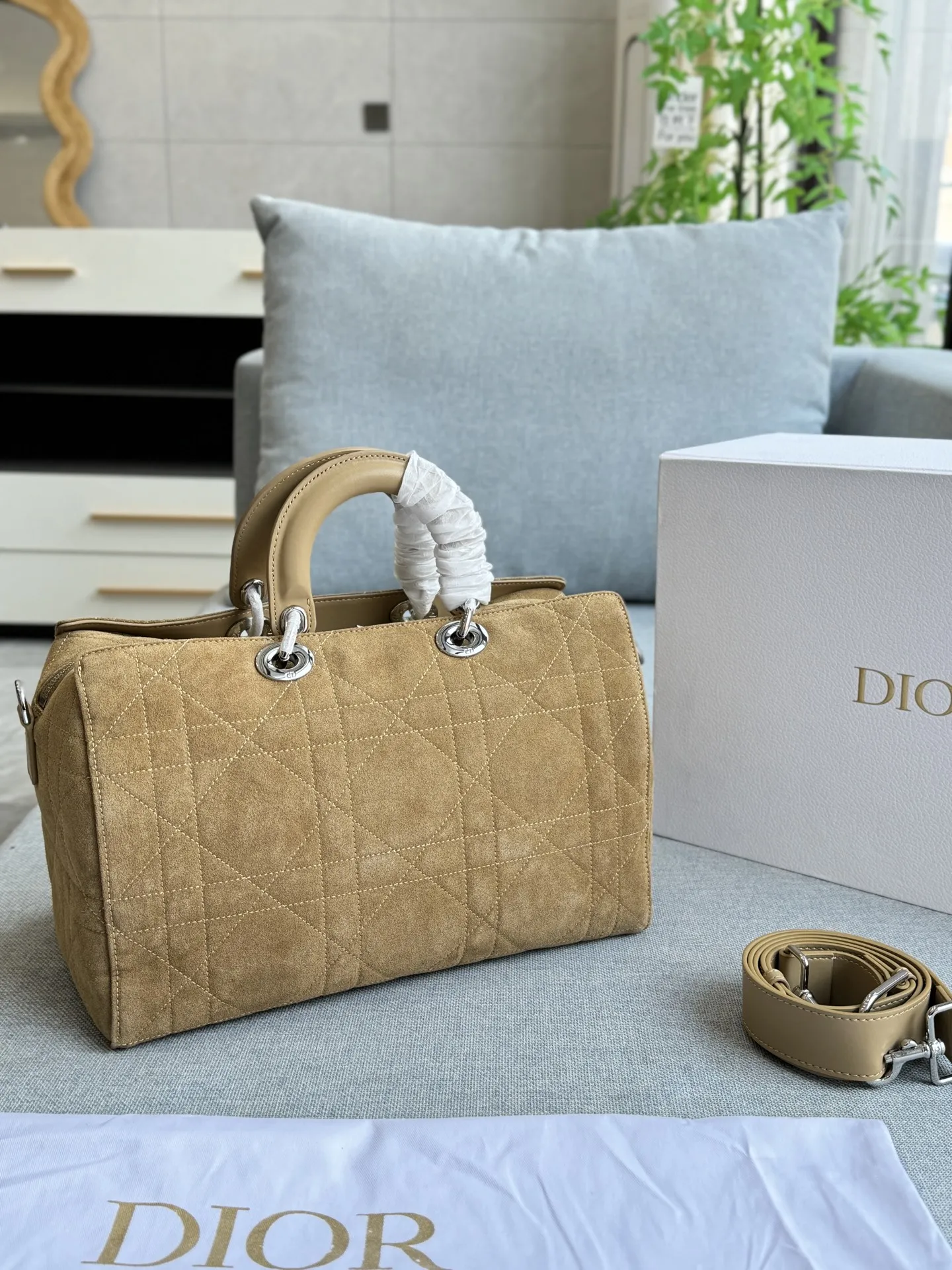 💰315 折叠盒 size:33×22 DIOR迪奥 麂皮 藤格纹 枕头包 单肩包 斜挎包 26新款将时尚重新演绎~ 在摩登与复古之间肆意游走~ 麂皮永远是质感的代名词~ 每一处纹理都是天然的艺术! 层次丰富~起伏的绒面下面,也藏着无数细腻的故事 既优雅又时尚~时尚快人一步