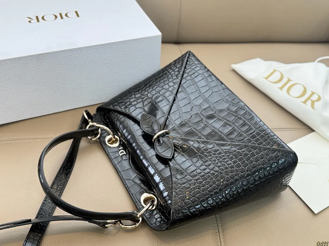 &yen;300折叠盒 迪奥 Dior 2026春夏蝴蝶结手提包 质感细腻又耐用。正面立体蝴蝶结设计，优雅又俏皮，梯形包型容量适中，通勤休闲都很OK。顶部硬质手柄＋可调节肩带，手提斜挎随心切换。 整体简约精致，法式浪漫氛围感拉满，是2026春夏系列超亮眼单品！尺寸28*19.5