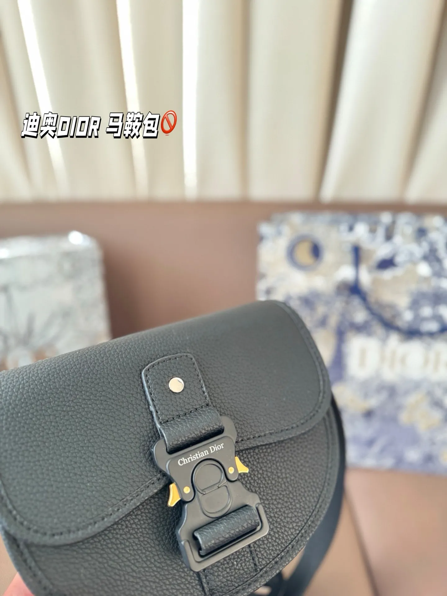 P150 配礼盒🎁. 迪奥DIOR 马鞍包 日常休闲又不失精致 半圆形可可爱爱 肩带也超好调整 可以背成hobo 包袋自重很轻 设计简洁低调 被迪丽热巴种草 越看越喜欢 尺寸:21*17