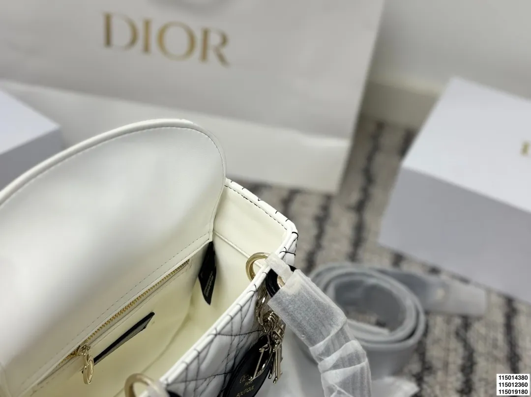 p150p150p130配折叠盒 迪奥戴妃包 Dior戴妃包太好看了吧! 优雅指数拉满 搭配简洁风格的衣服整个人气质就上来了 而且容量完全可以满足日常要求 日常聚会逛街都很方便~ 尺寸20.17/18.15/15.12