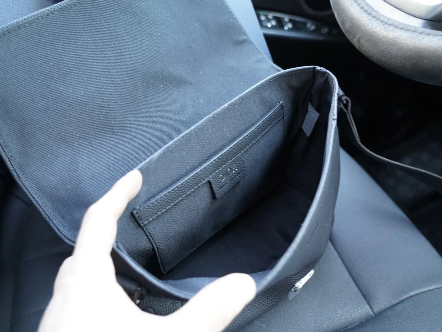 P230🇫🇷 Dior 迪奥 官网同步 高版本 斜挎单肩背包 永恒不过时的标志性产品 纯原单牛皮 顶级五金制作 非市面普通版本 今年最爱的款式 全部实拍 实用性非常高 完全不用担心穿搭 配全套包装折叠盒 【规格：25x20x8】