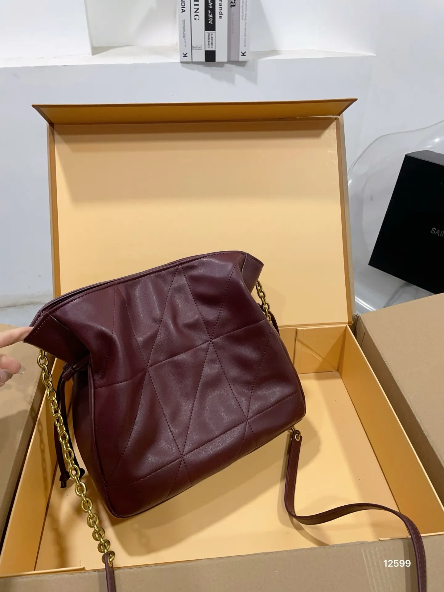 👑💰150 140💰礼盒包装 尺寸25.24cm 尺寸14.15cm 圣罗兰ysl新款福袋包托特包 托特包简约的包身 解锁时尚魅力可盐可甜 整条街最靓的女孩 12599