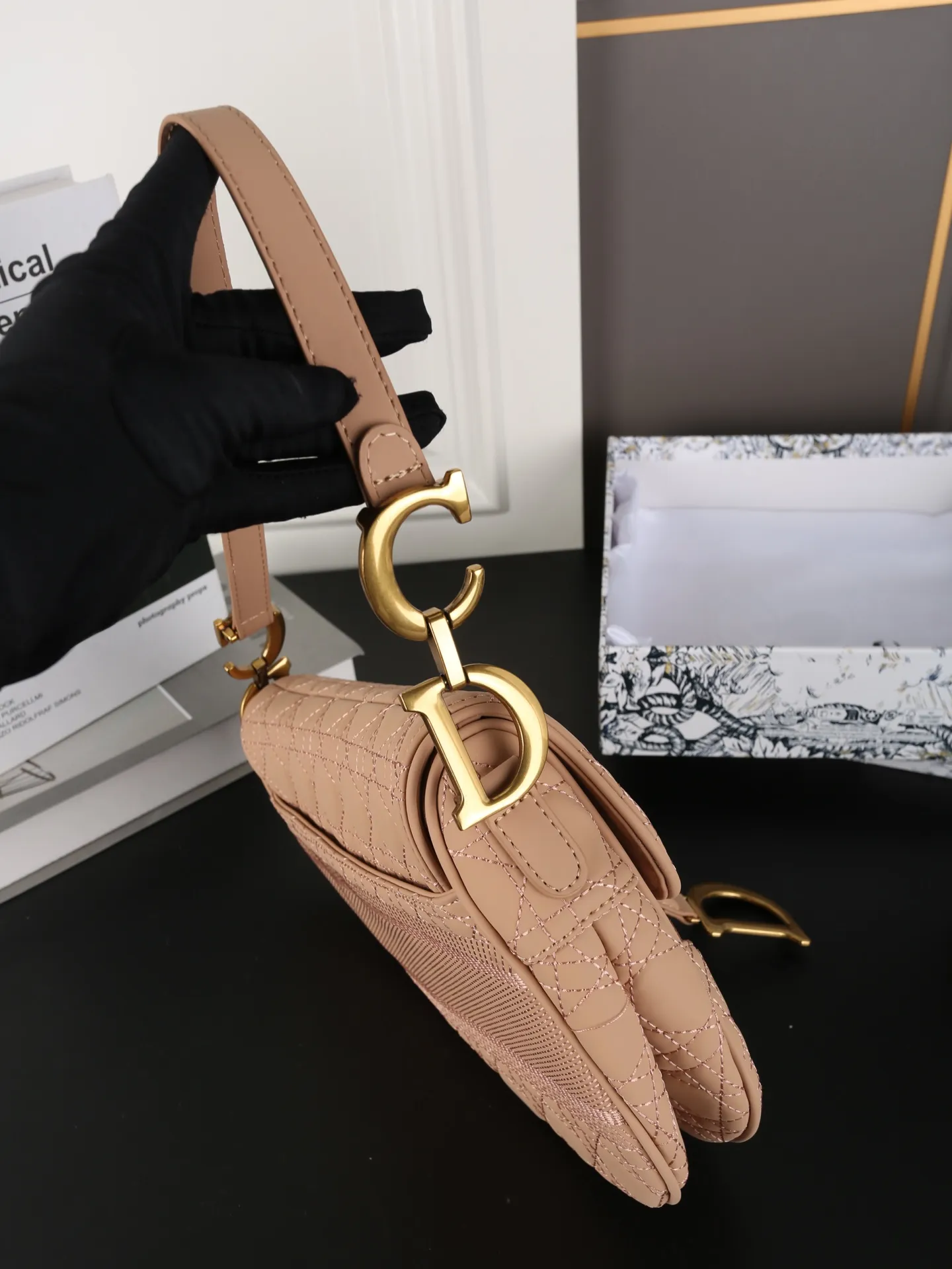 P150 天地盖 DIOR迪奥 马鞍包系列 藤格纹刺绣 马鞍包 单肩手提包 迪奥的马鞍系列是真绝了，每包款型都那么好看 这新次推出的限款定马鞍包是更原有Oblique经刺典绣老元花素上加上了logo字刺母绣😍着让实人喜惊不断🥰 这款真包是人潮必备款，时加尚分💯可手提，可肩背，也搭可配Dior肩带斜挎✌️️ 经永典存，时是尚个轮回，马包鞍从最初诞的生开始 尺寸：24&times;21