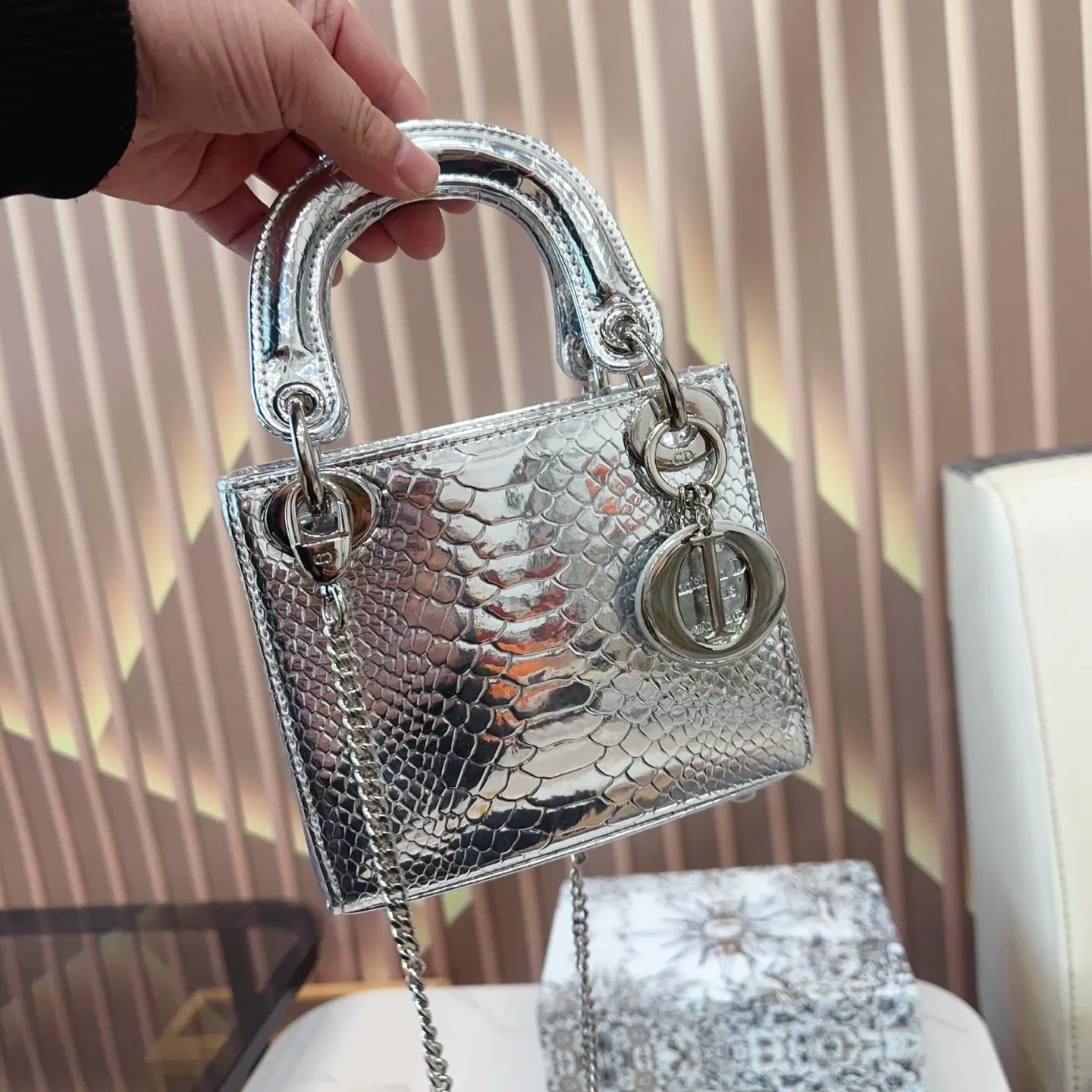 P160 配折叠盒子 迪奥戴妃包 Dior戴妃包太好看了吧! 优雅指数拉满 搭配简洁风格的衣服整个人气质就上来了 而且容量完全可以满足日常要求 日常聚会逛街都很方便~ 尺寸:17.14 E