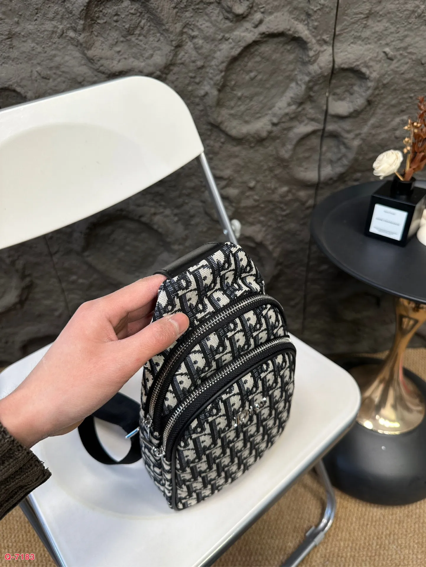 💰80 LV达胸包斜挎单肩包 采用精湛镶嵌细工 实物拍摄 原厂原版面料 尺寸：16.27cm