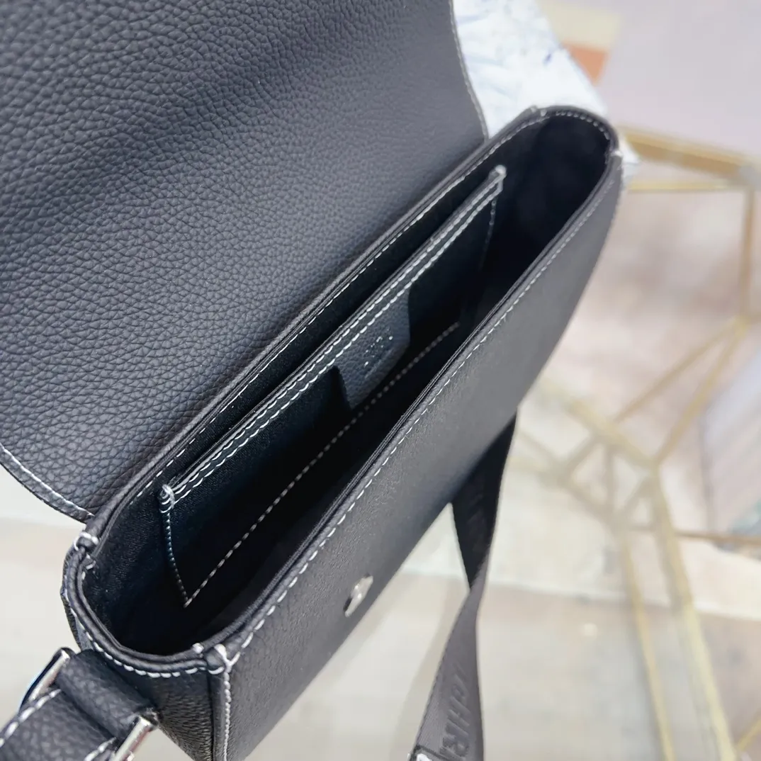 p180配礼盒🎁 Dior/迪奥 新款 男包系列的相机包实在帅la~ 简单有质感的设计对于日常即使不爱穿搭的男生都很友好 基础款搭配起来也能提升整体时髦度实用又很高级 尺寸 :24*6*17cm