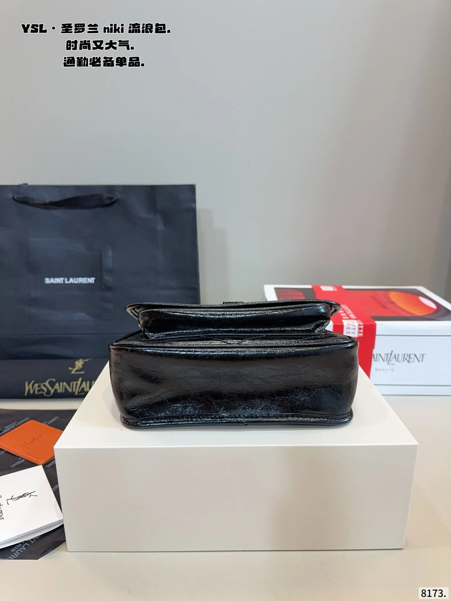 p200，p180.配礼盒🎁. 圣罗兰 niki 流浪包 专柜新款Ysl圣罗兰 早已成为明星/网红们最爱的这只 低调却超显高逼格气质 据说是ysl girl人手必备 优雅高贵的她成为潮流人士口中最爱的It Bag制造机 拥有无穷魅力 时尚感极强 柔软质感 黑色五金十分抢眼 单肩/斜挎百搭各种服饰 尺寸：28*9*21/22*7*17cm