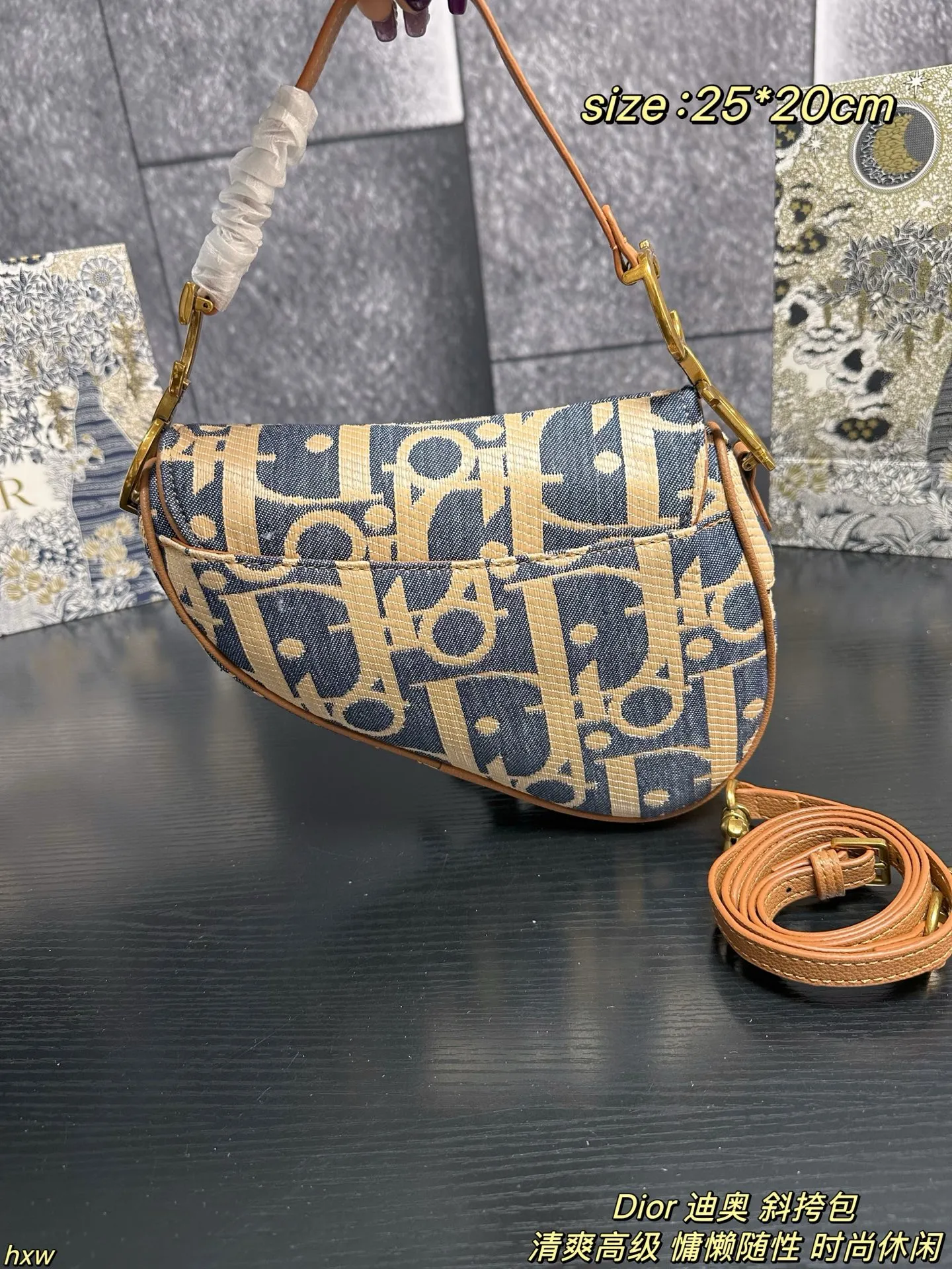 P160配盒 Dior 迪奥 斜挎包 迪奥家2025早春这款蓝米拼色酒椰草Oblique也太仙了吧！迪奥家的灵魂印花，辨识度💯！永不过时的存在，比全皮更特别！自带度假慵懒感，质感独特又轻盈。背出去是焦点！ 尺寸：25*20cm