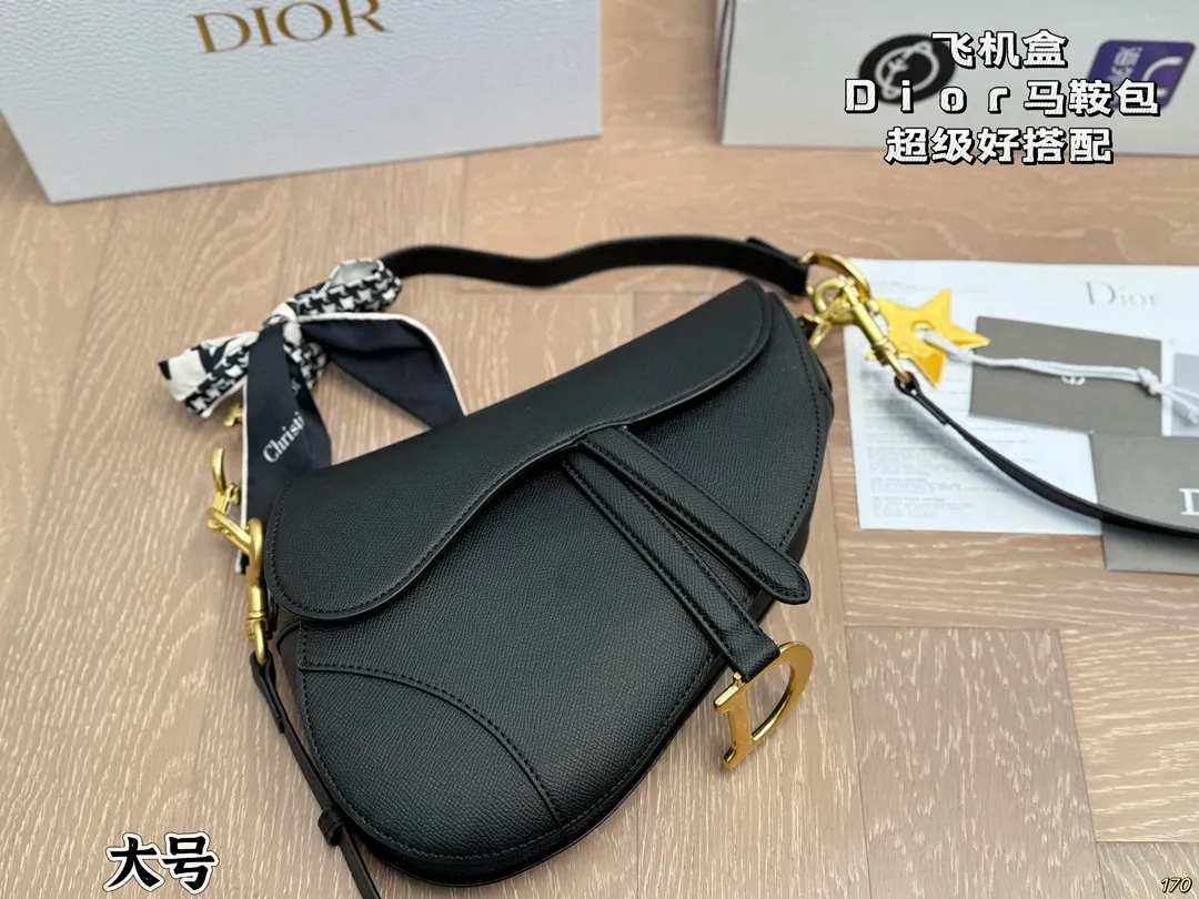 &yen;185/&yen;180飞机盒 Dior迪奥 马鞍包胸包 超级好搭配 一年四季皆可 适合日常出行 闺蜜逛街 都是超级不错的选择 尺寸：25 20/19 16
