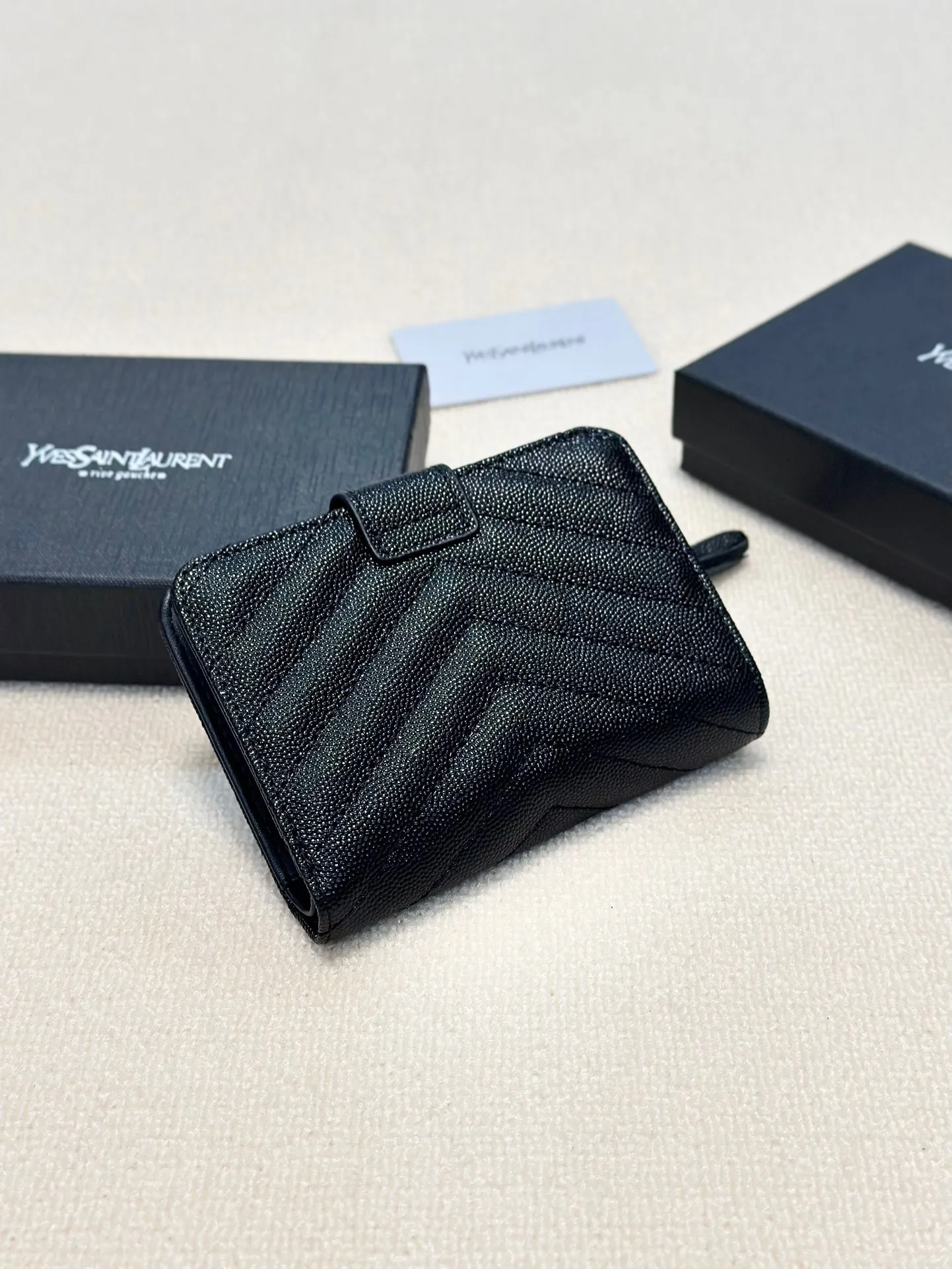 P95🎀🎀颜色 黑羊金 黑球金🎀尺寸 15x10🎀圣罗兰🆕款♥三折短款钱包💕皮质感一流👍独一无二风格,实用内阁超美超时尚美女必备单品🔥