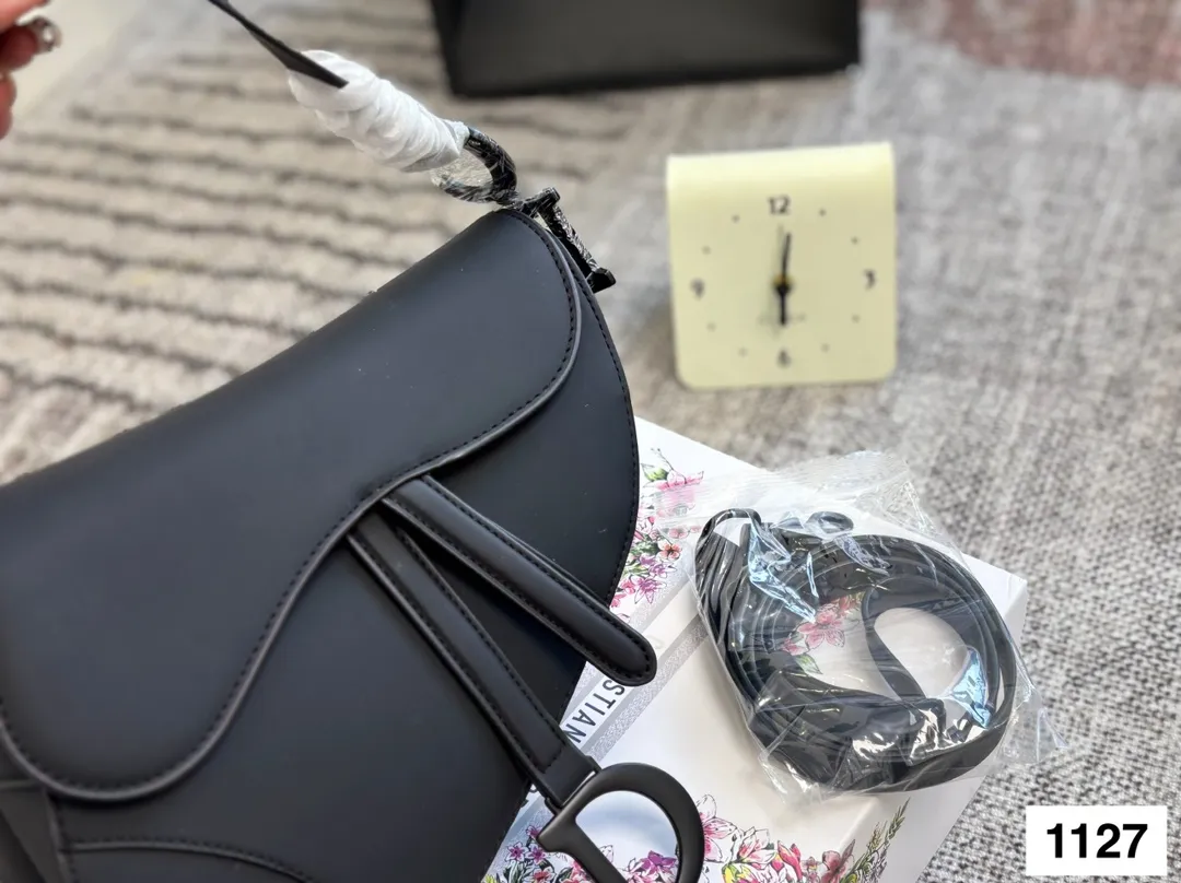 磨砂 P135 配盒子 Dio迪奥 马鞍包 超级好搭配 一年四季皆可 适合日常出行 闺蜜逛街 都是超级不错的选择 尺寸:24 21