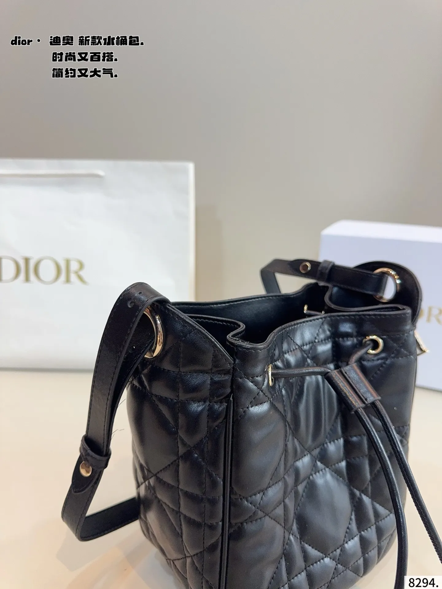 p200配礼盒🎁 D家 迪奥新款 caro 水桶包. 又酷又甜的水桶包 出門随手一拎就很好看 Dior新品真的太戳我拉 CEST DIOR出场就是王炸! 这个小水桶太太太有设计感拉 这种容量非常感人 一直焊死在身上的水桶尺寸：18*11*20cm