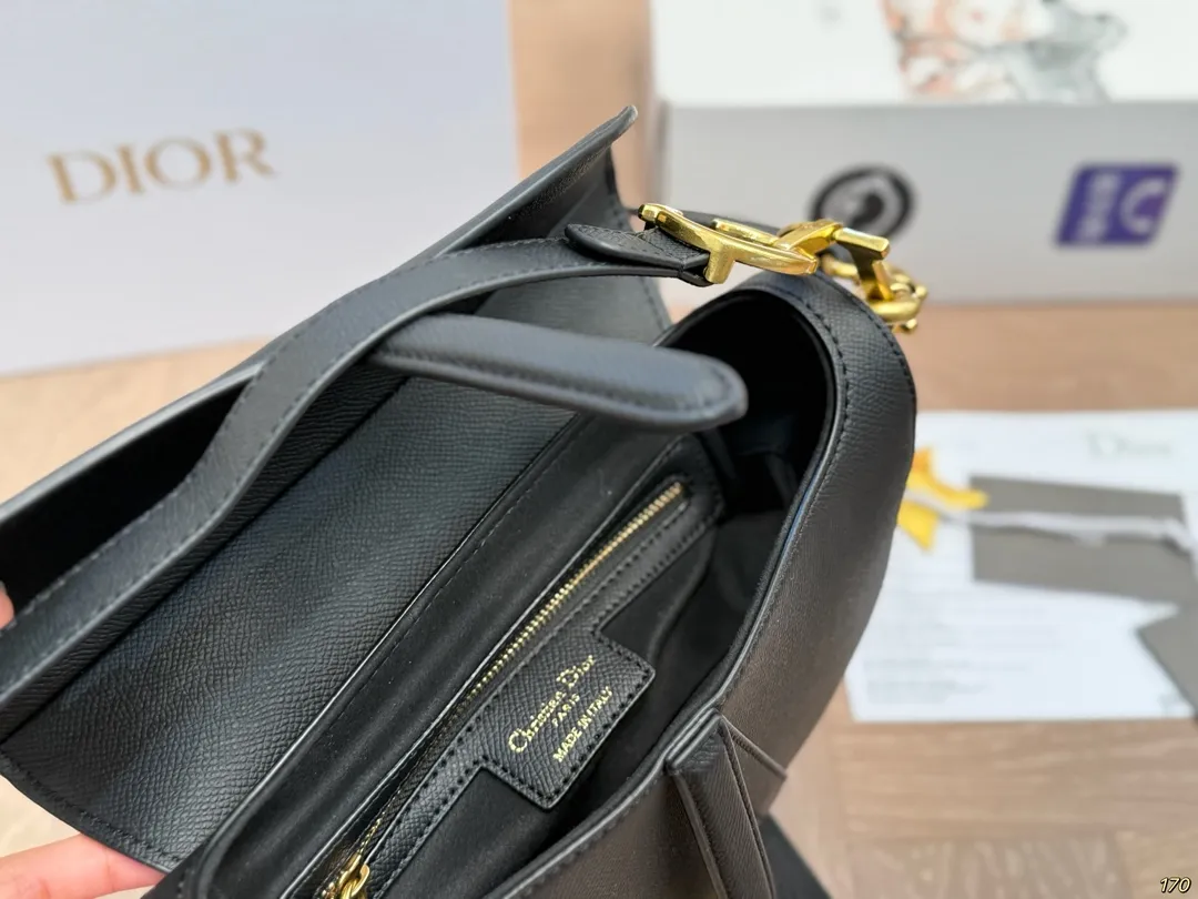 &yen;185/&yen;180飞机盒 Dior迪奥 马鞍包胸包 超级好搭配 一年四季皆可 适合日常出行 闺蜜逛街 都是超级不错的选择 尺寸：25 20/19 16