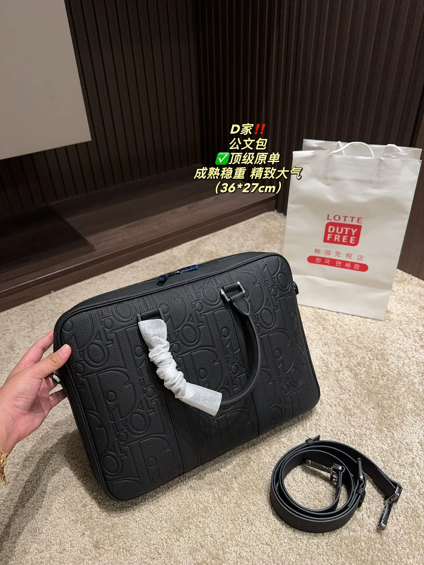 ✅顶级原单P250⚠️尺寸36.27 迪奥 公文包 DIOR 格调满满，自带一股低调沉稳儒雅的气息！ 版型挺阔，很有型！越用越有沉淀的味道！ 更加低调、沉稳！！ 可单肩可斜挎，不分年龄不分身高！实用百搭！