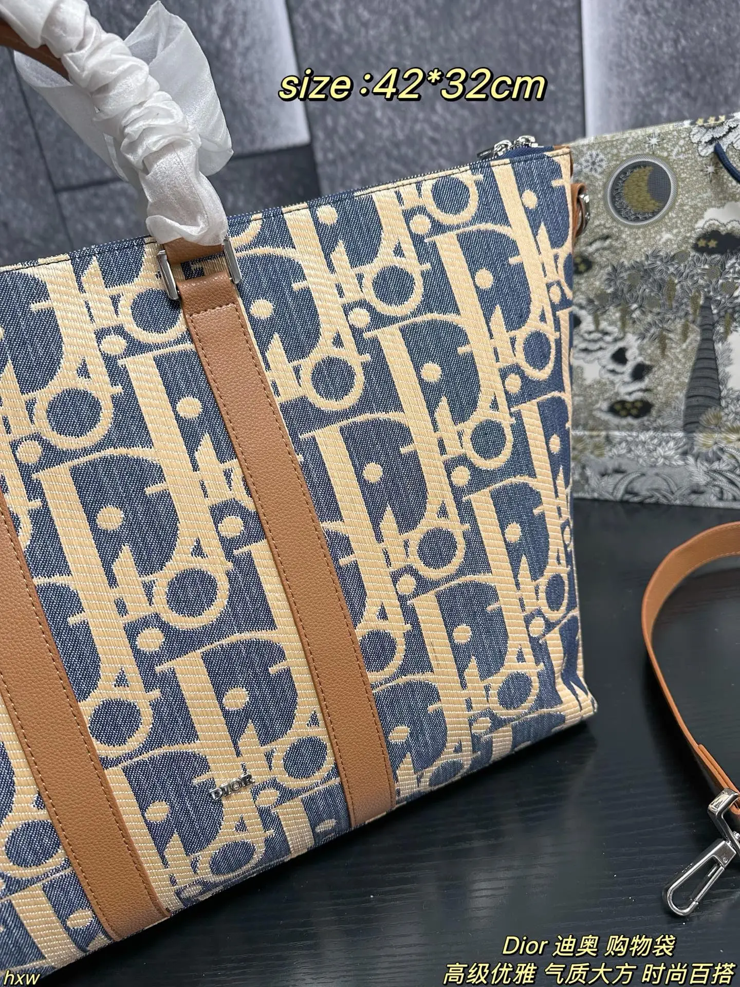 P175 Dior 迪奥 购物袋 DIOR迪奥手提敞口大容量源板绣花时尚购物袋女包托特包,每一只BOOK TOTE手袋都采用复杂的制作工艺,每只手袋的制作历时逾三十二个工时,包含三种不同的刺绣针法,由一百二十万针缝线精制而成。夏天出门必备,无论是化妆品,水杯还是遮阳伞,防晒霜,防晒喷雾,零食,统统装入,简直是百宝箱的存在 普通人也能实现大牌梦 尺寸:42*32cm