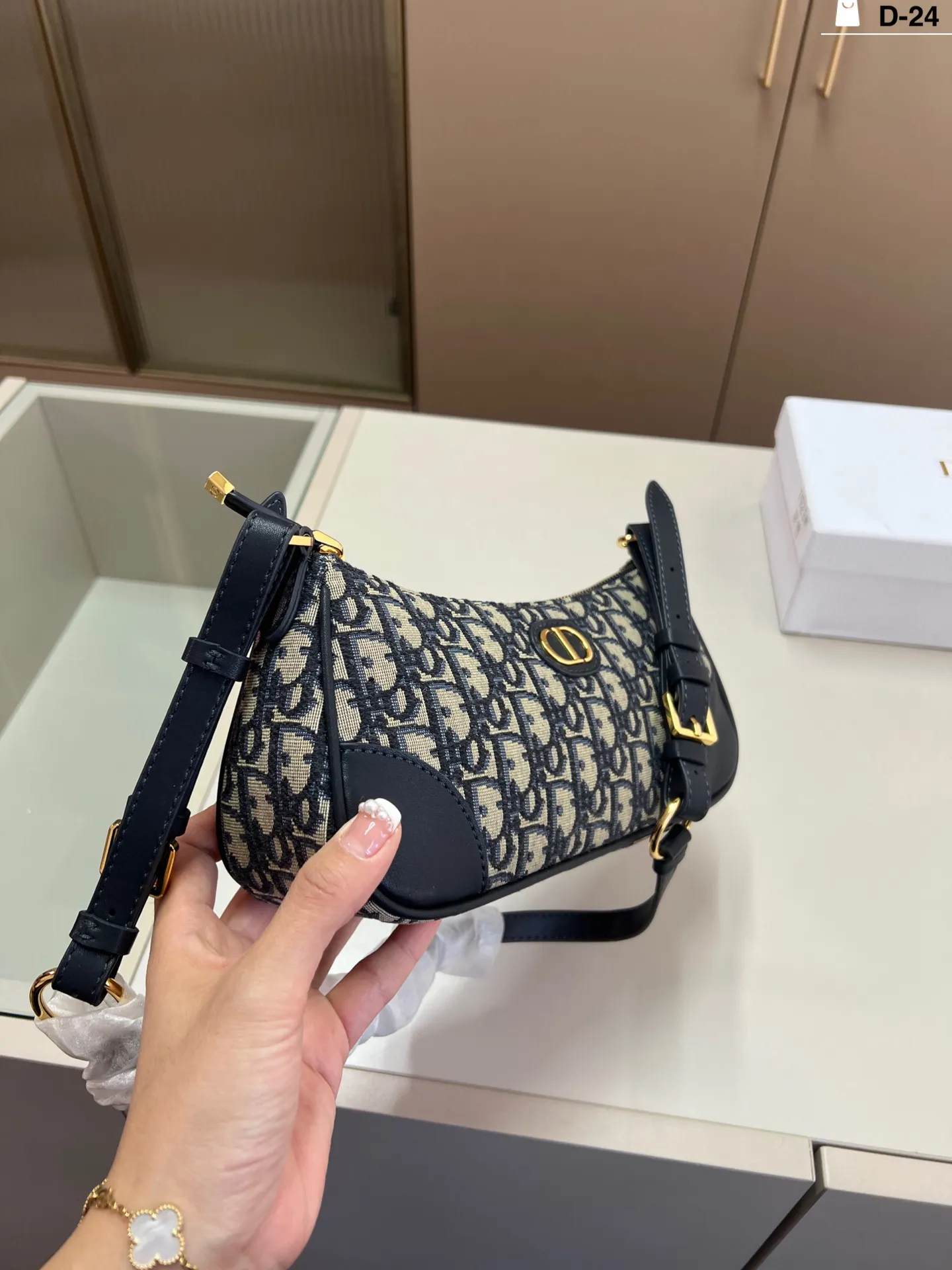 💰p195 迪奥DIOR 腋下包 包型太可爱了 容量非常可,日常通勤都没问题 可咸可甜 质感满分工艺非常讲究 细节立体感拉满D-24尺寸26×10配盒