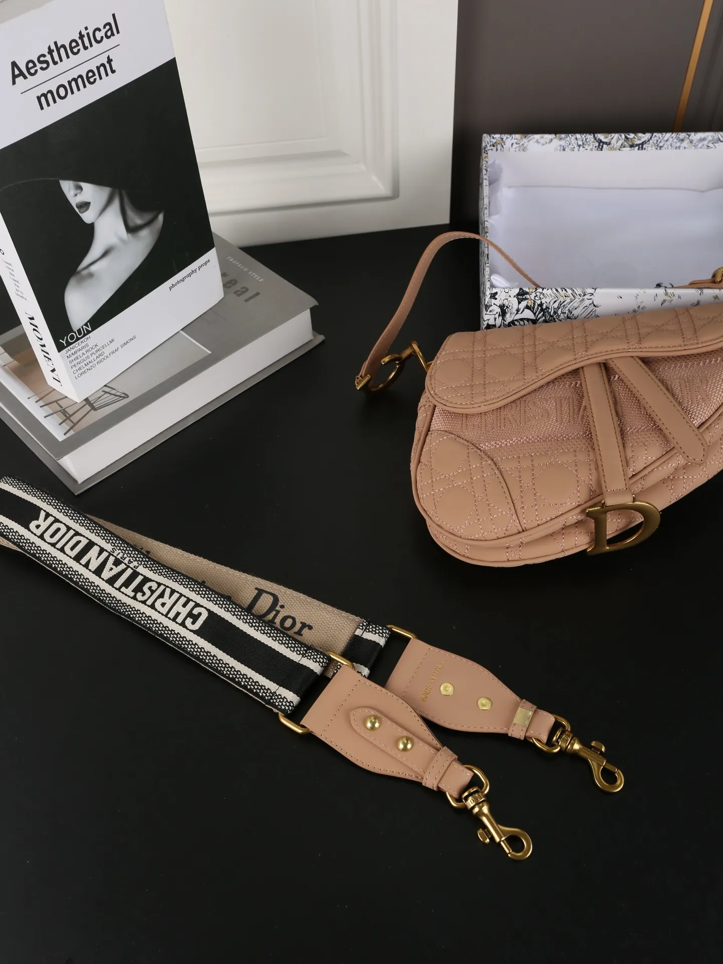 P150 天地盖 DIOR迪奥 马鞍包系列 藤格纹刺绣 马鞍包 单肩手提包 迪奥的马鞍系列是真绝了，每包款型都那么好看 这新次推出的限款定马鞍包是更原有Oblique经刺典绣老元花素上加上了logo字刺母绣😍着让实人喜惊不断🥰 这款真包是人潮必备款，时加尚分💯可手提，可肩背，也搭可配Dior肩带斜挎✌️️ 经永典存，时是尚个轮回，马包鞍从最初诞的生开始 尺寸：24&times;21