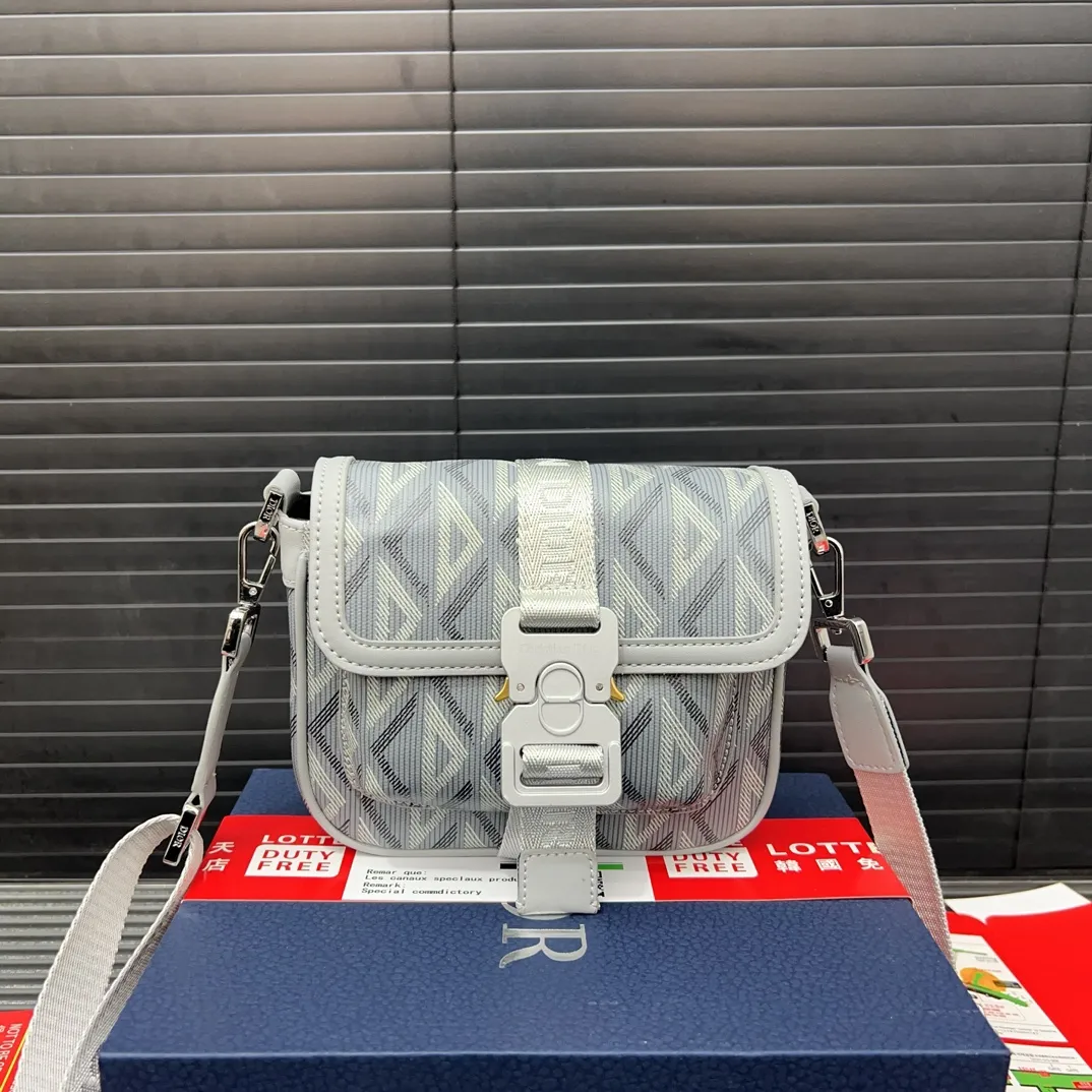 P145 DIOR 迪奥 Hit The Road 帆布拼光滑牛皮革 手拿单肩斜挎包 邮差 男包斜挎包男士翻盖单肩马鞍 男女通用 明星单品 采用精湛镶嵌细工,经典百搭 实物拍摄 原厂原版面料 配送防尘袋 11 x 20 cm。