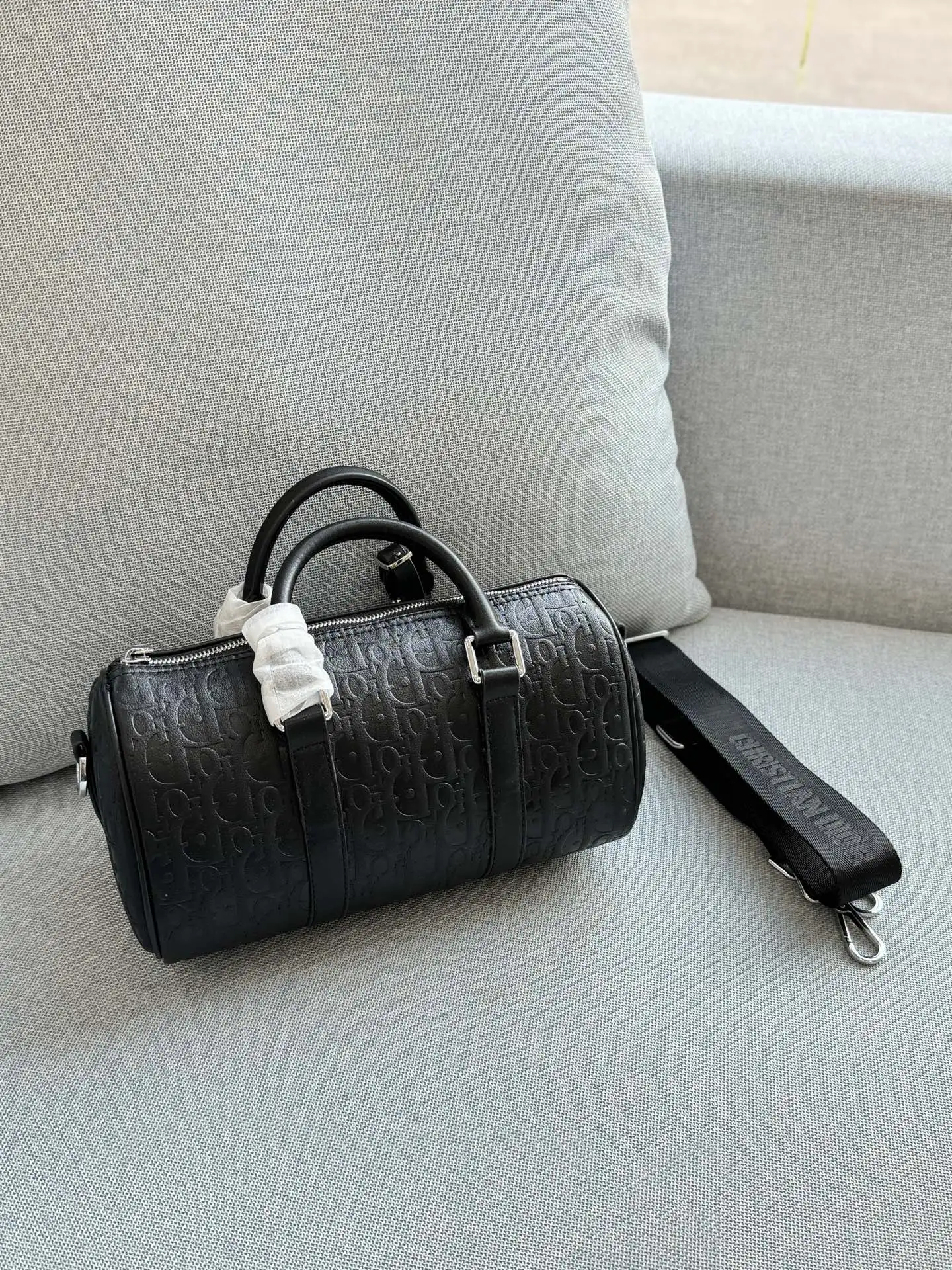 💰130 size:25×14 DIOR迪奥 波士顿包 枕头包单肩包 采用高品质小牛皮,哑光质感+经典压纹,低调又高级。包型简约,手提斜挎都 OK,配可拆卸肩带,灵活百搭!