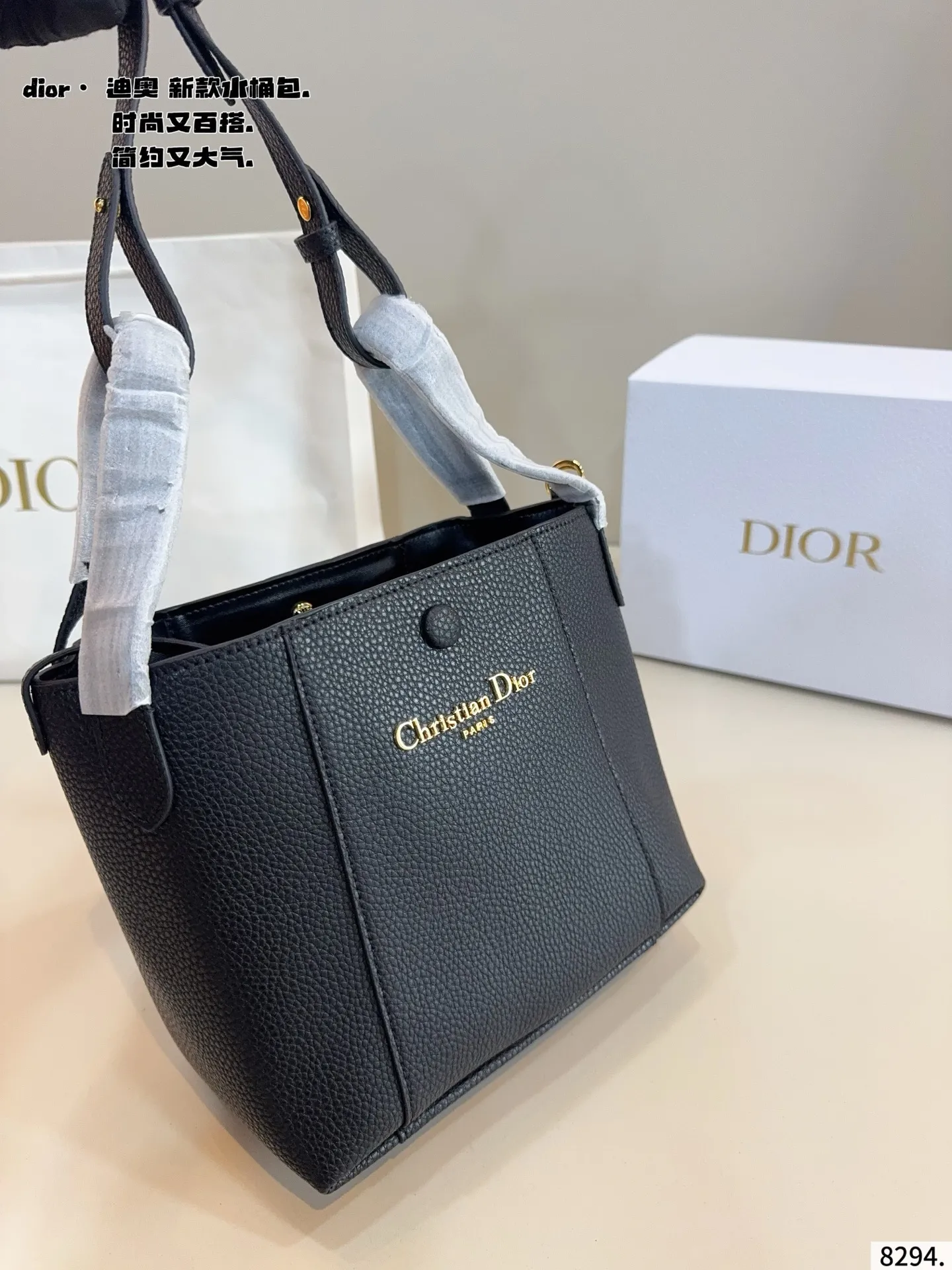 p180配礼盒🎁 D家 迪奥 是熱腾腾新款 水桶包. 又酷又甜的水桶包 出門随手一拎就很好看 老花蓝Dior新品真的太戳我拉 CEST DIOR出场就是王炸! 这个小水桶太太太有设计感拉 这种容量非常感人 一直焊死在身上的水桶尺寸：21*11*20cm