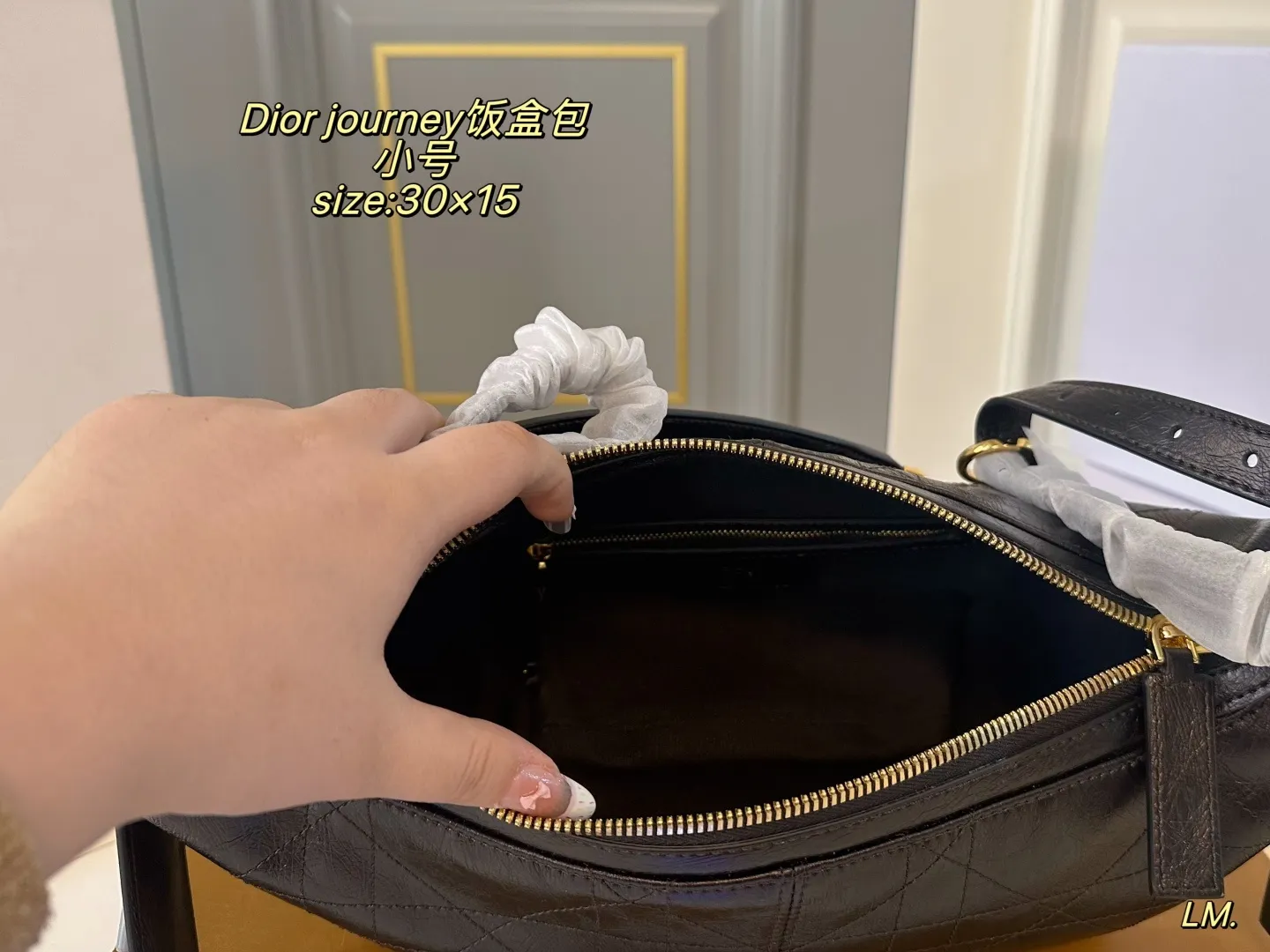 P240 小号(折叠盒) size:30×15 DIOR迪奥新款journey饭盒包💕 自带松弛感的hobo包 慵懒随性 可调节肩带,随意变换多钟背法 质感无敌,手感软糯 时尚百搭‼️