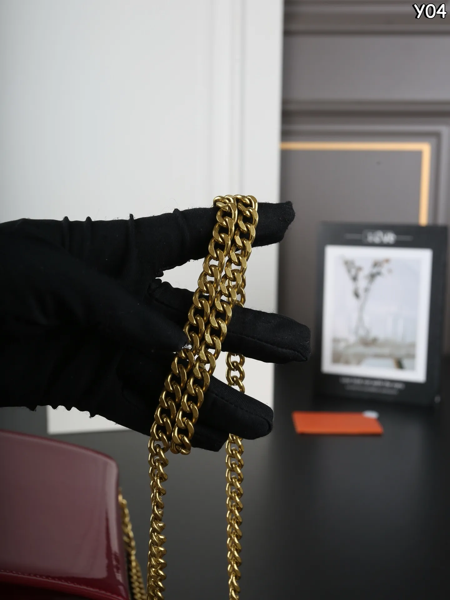 P150 全套礼盒 圣罗兰 YSL KATE 漆皮 流苏包链条单肩斜挎包 流苏超复古 满满的高级感 特别是流苏的材质,简直不要太好了!很有沉度的 经典流苏Kate也太🉑了吧‼️ 漆皮耐磨耐用,链条可随意调节变换背法,既可斜背又可腋下,更是完美晚宴包! 尺寸:20×13