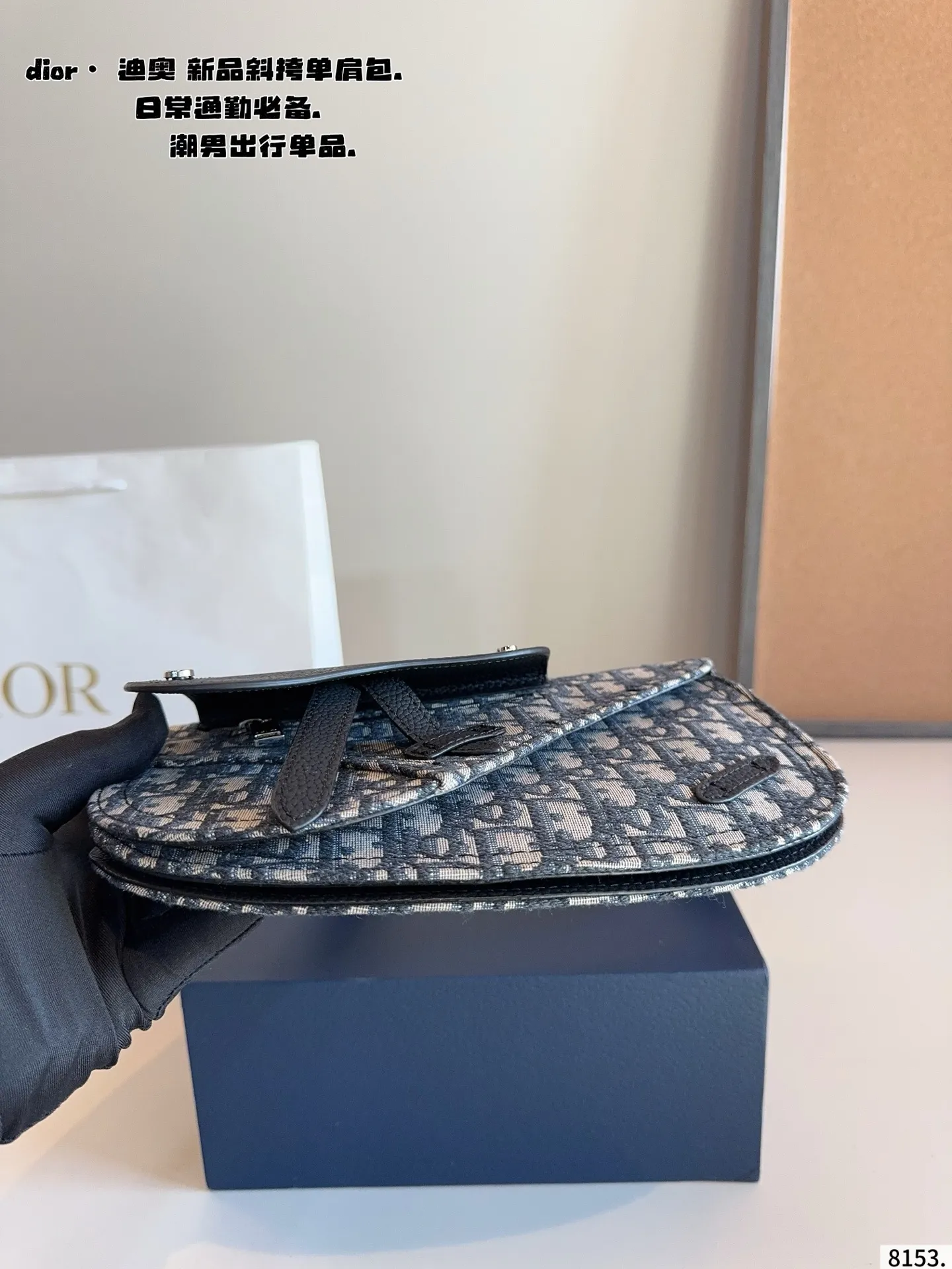 p180配礼盒🎁 Dior/迪奥 新款 男包系列的相机包实在帅la~ 简单有质感的设计对于日常即使不爱穿搭的男生都很友好 基础款搭配起来也能提升整体时髦度实用又很高级 尺寸 ：23*8*18/cm