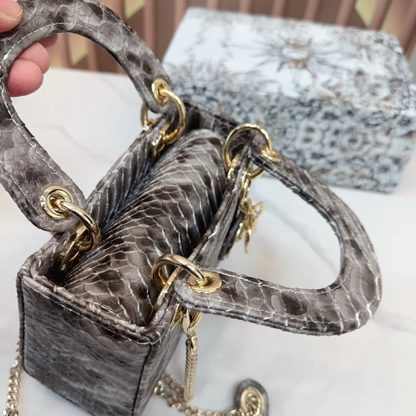 P170 折叠礼盒🎁 升级版 Dior迪奥 戴妃包 蟒蛇纹Lady戴妃包 蟒纹搭配渐变色 采用牛皮革精心制作 中号款式,搭配可拆卸的链条肩带 可拆卸的皮革肩带,可手提、肩背或斜挎 是日常造型的理想之选 尺寸 三格17cm ej